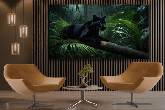 Poster eines schwarzen Panthers mit hellgrünem Blick im Regenwald an einer Wand aus Holzpaneelen, neben zwei Pendelleuchten über zwei ockerfarbenen Loungesesseln aus Leder