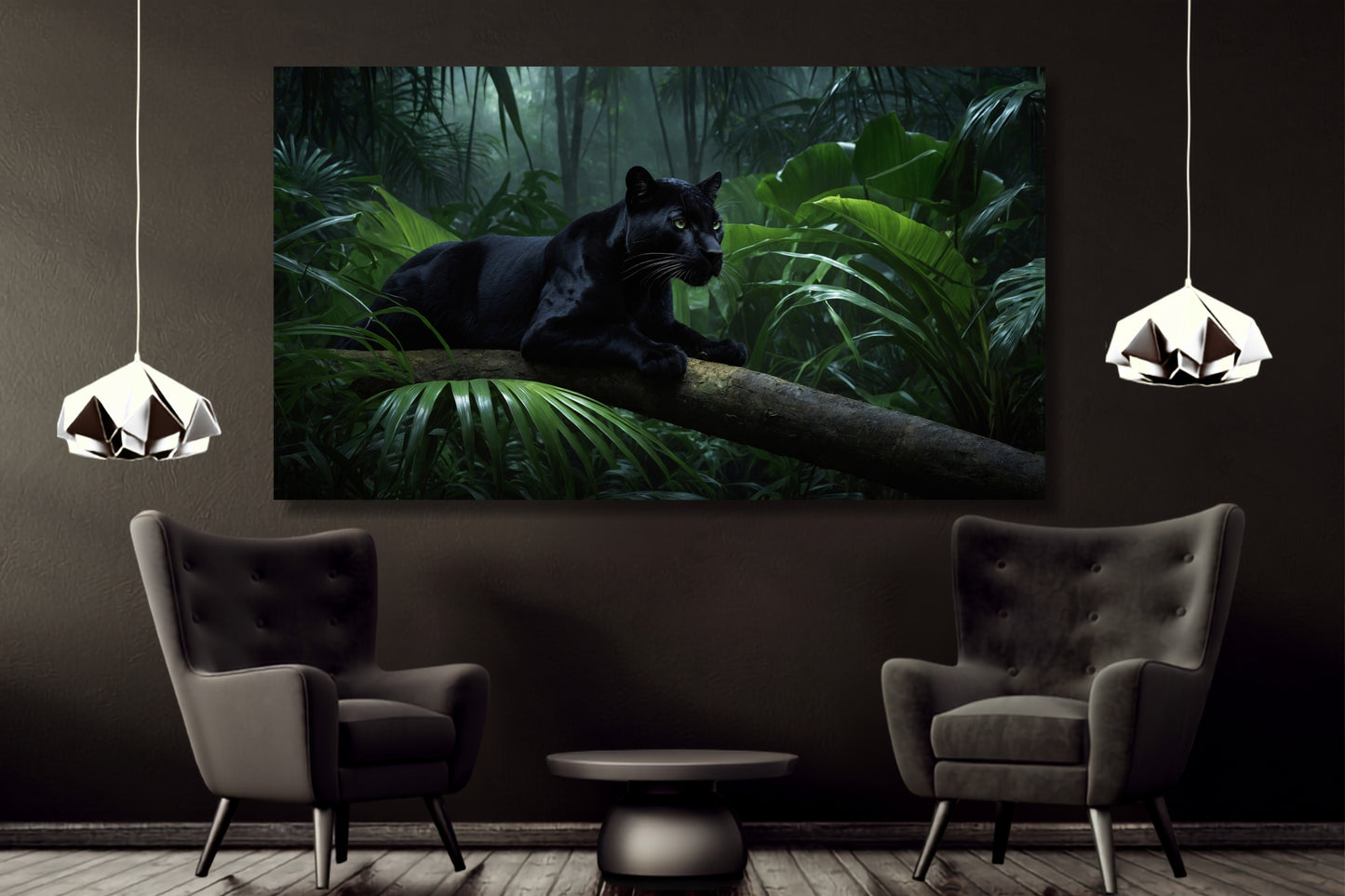 Poster eines schwarzen Panthers mit hellgrünem Blick im Regenwald an dunkler Wand über zwei schwarzen Sesseln neben zwei Pendelleuchten in Silber