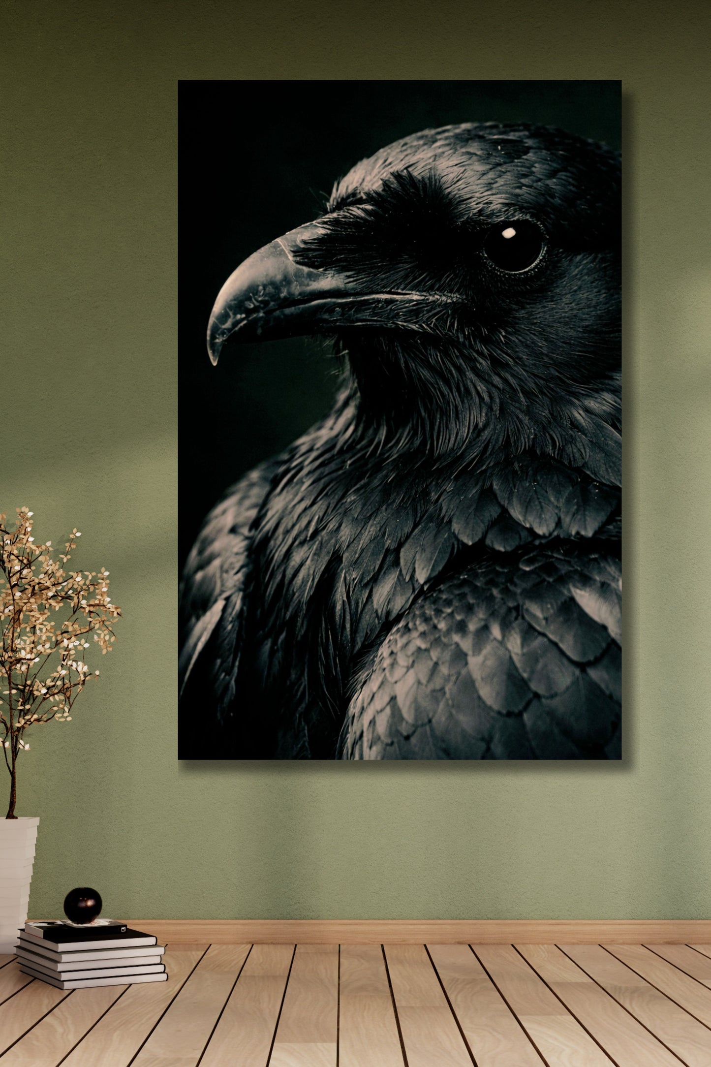 Poster eines schwarzen Raben in Nahaufnahme an einer grünen Wand über einem Holzfußboden
