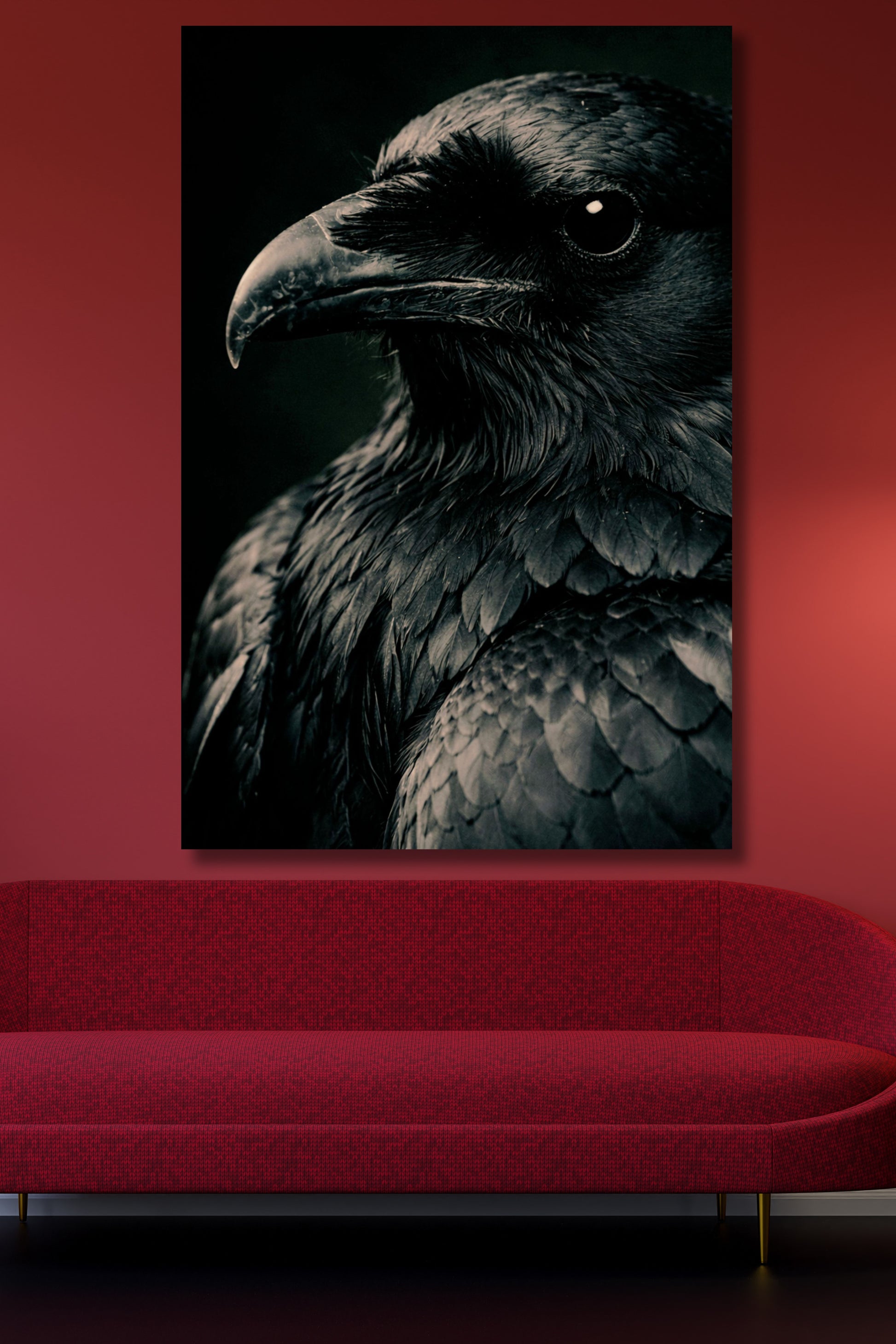 Poster eines schwarzen Raben in Nahaufnahme an einer roten Wand über einem roten Sofa mit goldfarbenen Füßen in einem stylischen Wohnzimmer