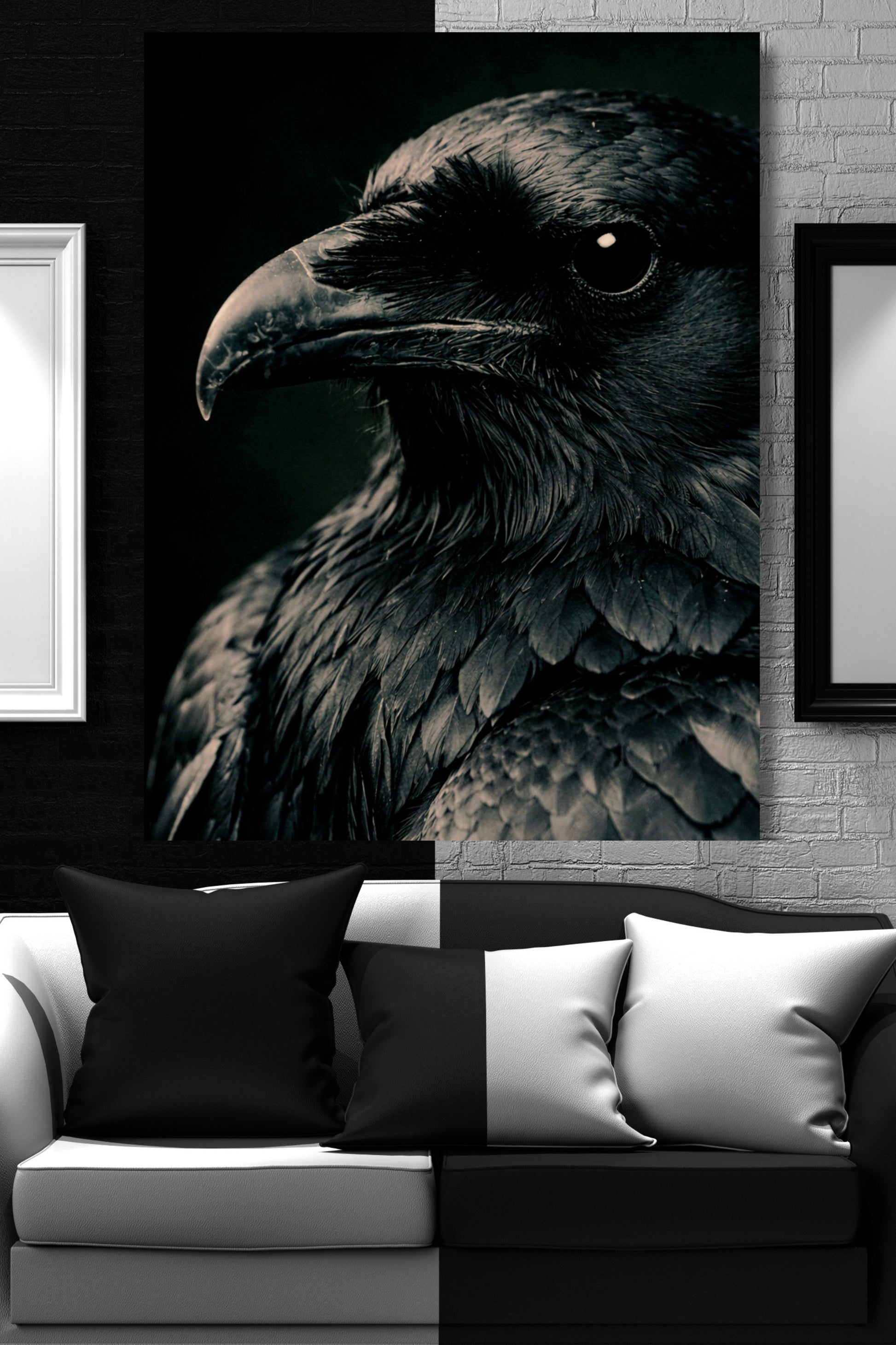 Poster eines schwarzen Raben in Nahaufnahme an schwarz-weißer Wand über schwarz-weißem Sofa in stilvollem Wohnzimmer