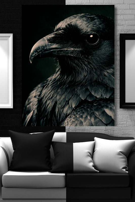 Poster eines schwarzen Raben in Nahaufnahme an schwarz-weißer Wand über schwarz-weißem Sofa in stilvollem Wohnzimmer