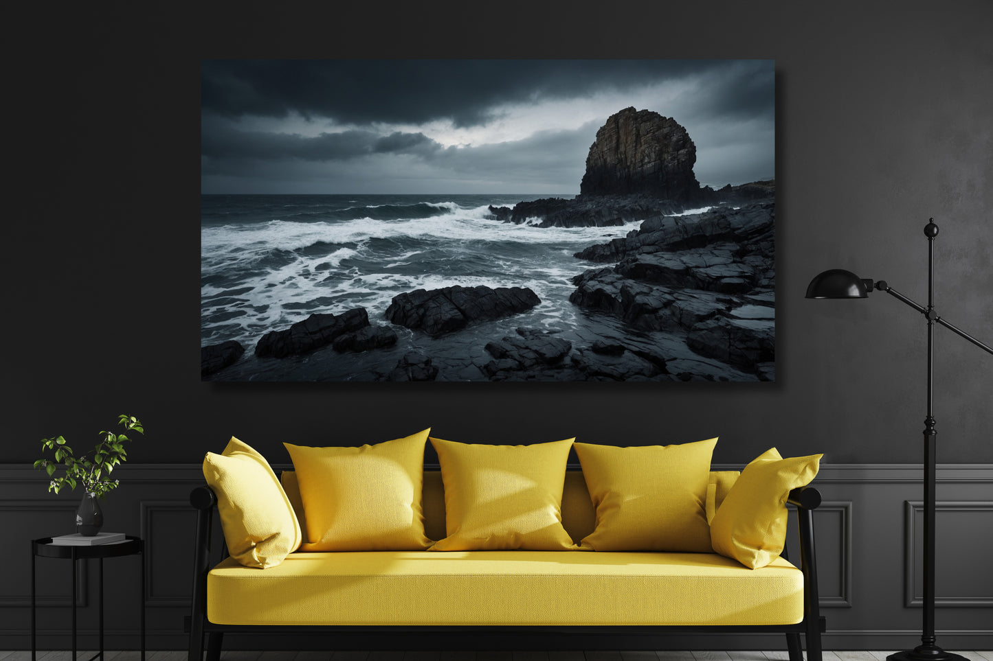 Poster einer Sturmküste mit schwarzen Felsen über einem gelben Sofa in einem modernen Wohnzimmer mit dunkler Wand, schwarzer Stehlampe und Beistelltisch mit Pflanze.