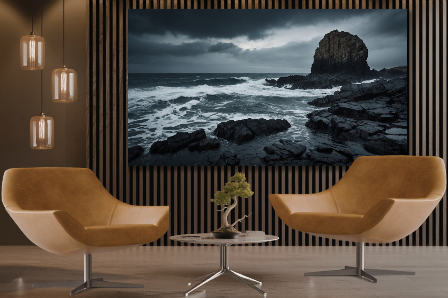 Poster einer Sturmküste mit schwarzen Felsen an einer dunklen Lamellenwand in einer stilvollen Lounge mit zwei cognacfarbenen Sesseln, rundem Beistelltisch und warmen Pendelleuchten.