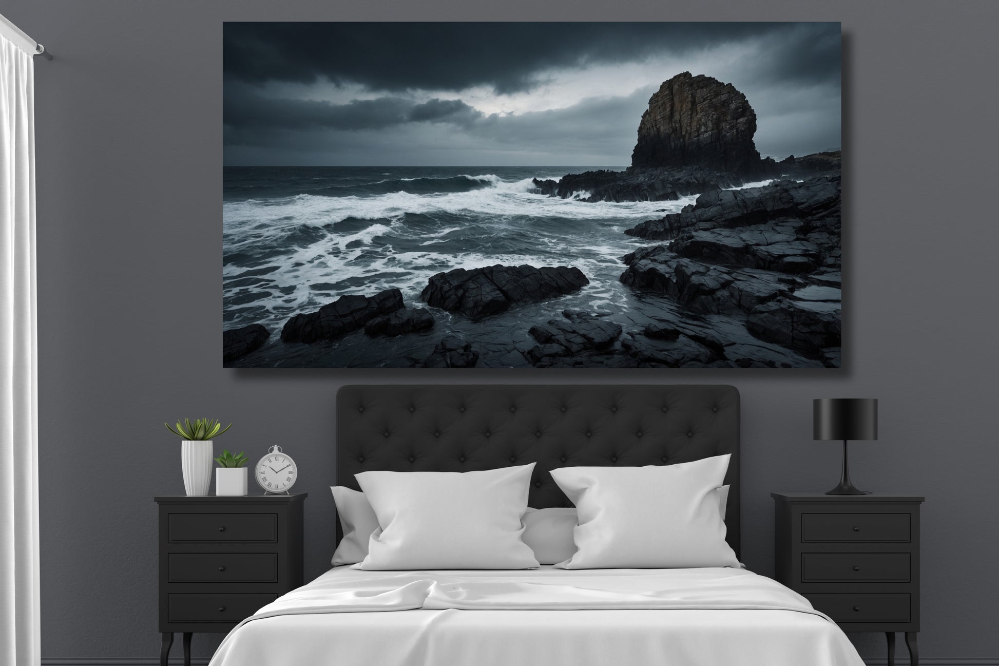 Poster einer Sturmküste mit schwarzen Felsen über einem Bett in einem modernen Schlafzimmer mit dunkelgrauer Wand, schwarzen Nachttischen, weißen Kissen und schwarzen Tischleuchten.