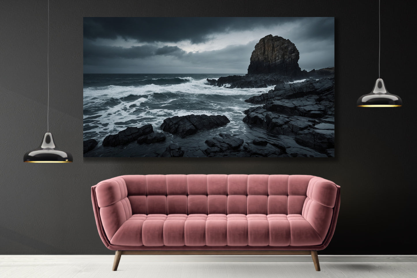 Poster einer Sturmküste mit schwarzen Felsen über einem rosafarbenen Sofa in einem modernen Wohnzimmer mit dunkler Wand und zwei Pendelleuchten. 