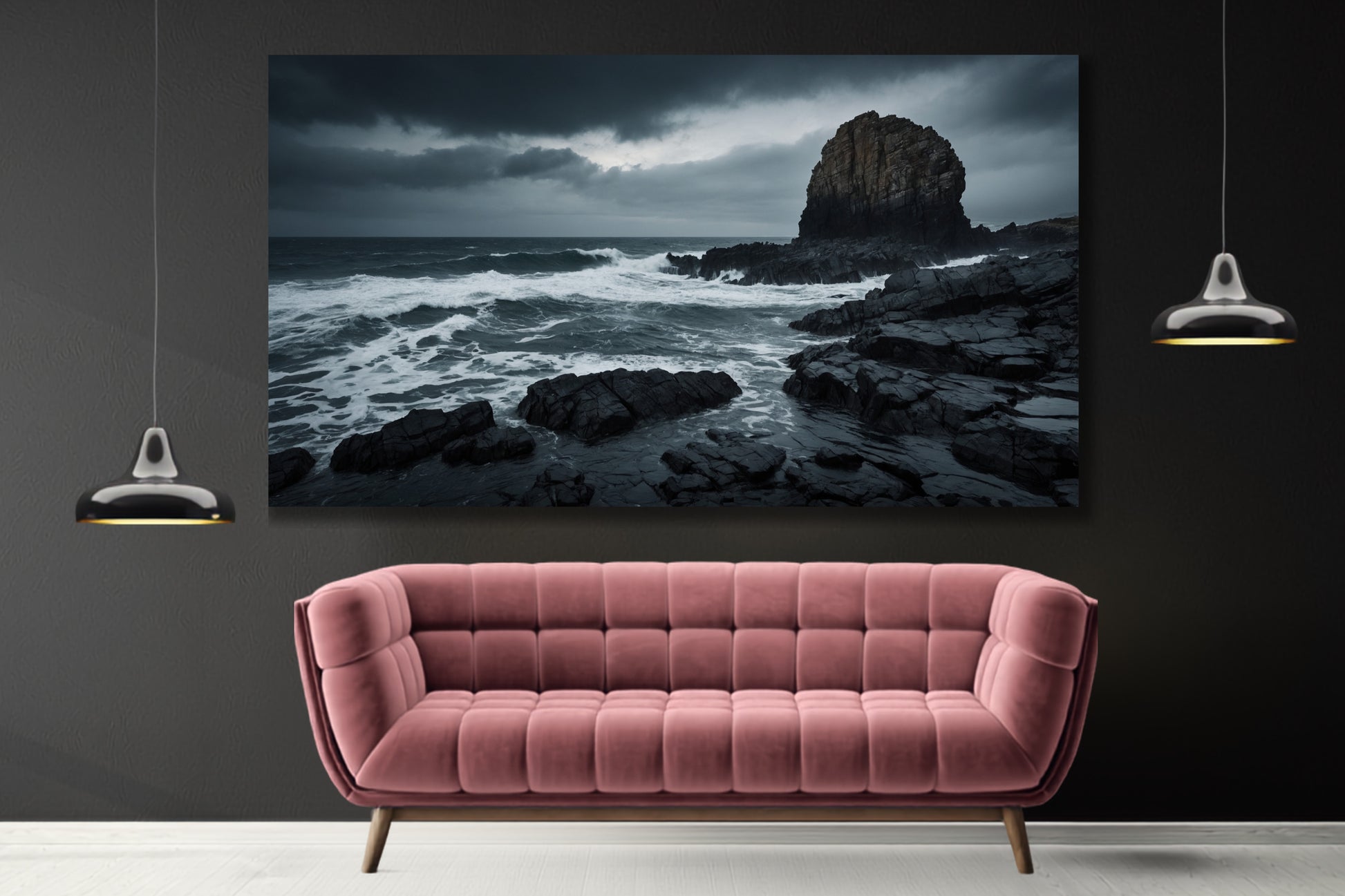 Poster einer Sturmküste mit schwarzen Felsen über einem rosafarbenen Sofa in einem modernen Wohnzimmer mit dunkler Wand und zwei Pendelleuchten. 