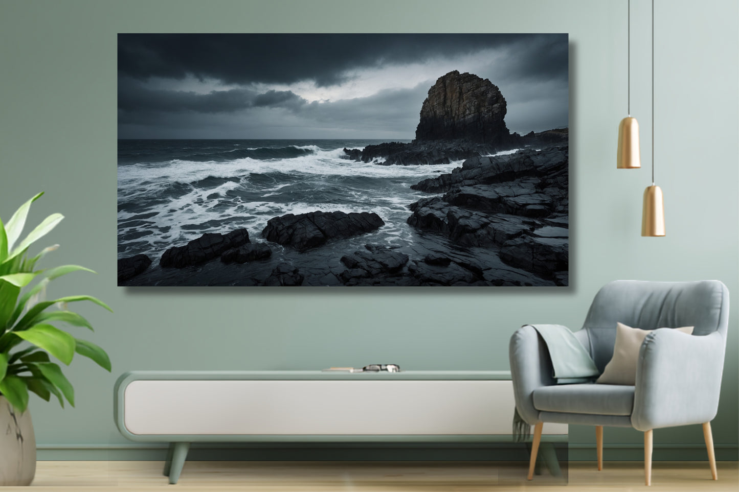 Poster einer Sturmküste mit schwarzen Felsen über einem weißen Sideboard in einem modernen Wohnzimmer mit hellblauer Wand, graublauem Sessel, Zimmerpflanze und zwei goldfarbenen Pendelleuchten.