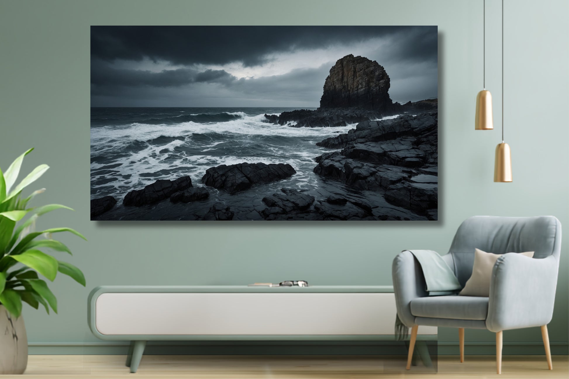 Poster einer Sturmküste mit schwarzen Felsen über einem weißen Sideboard in einem modernen Wohnzimmer mit hellblauer Wand, graublauem Sessel, Zimmerpflanze und zwei goldfarbenen Pendelleuchten.
