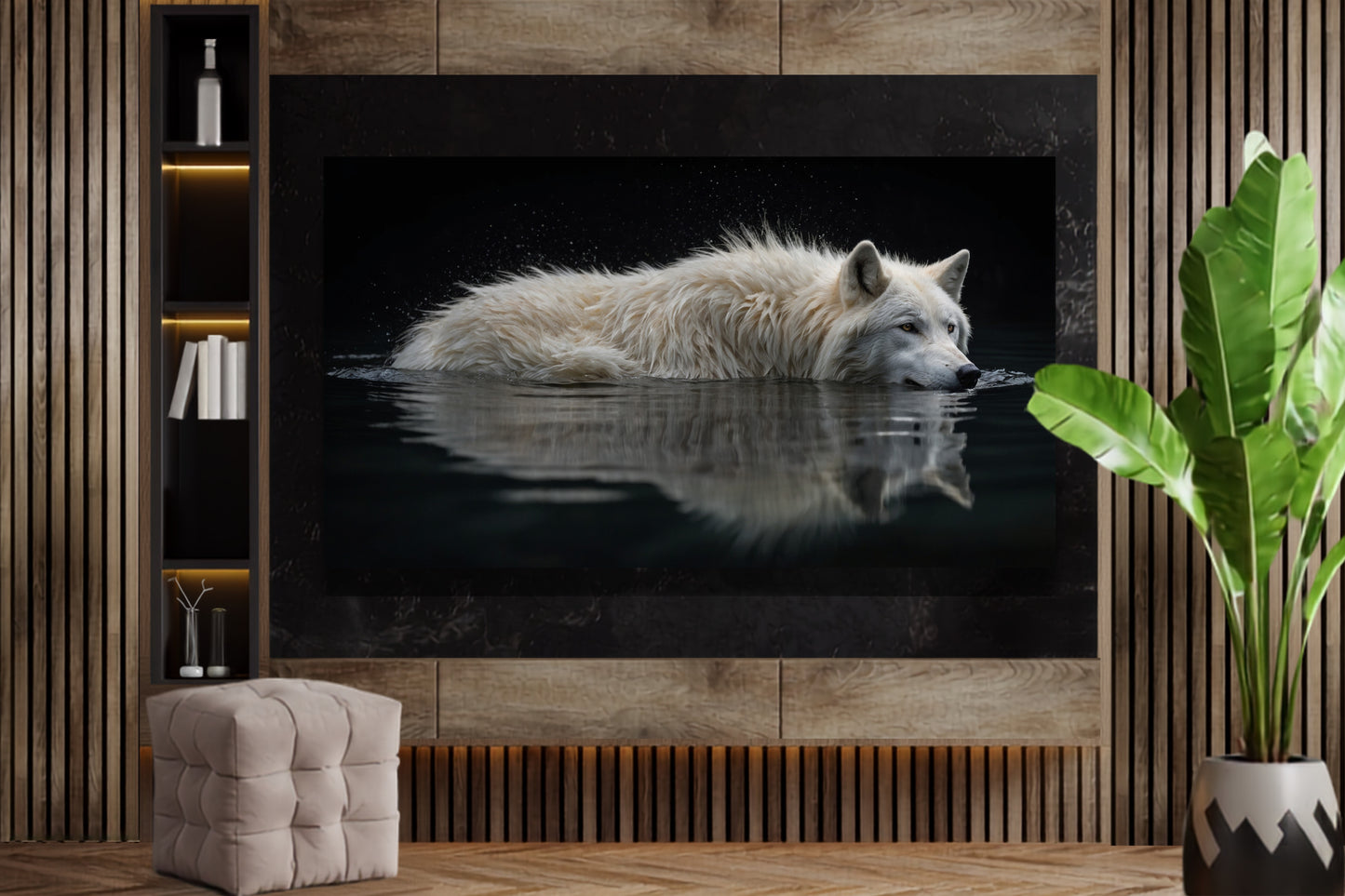 Poster eines weissen Wolfes in gespiegeltem Wasser an einer Wand aus Holzpaneelen neben einer Grünpflanze und einem Holzregal