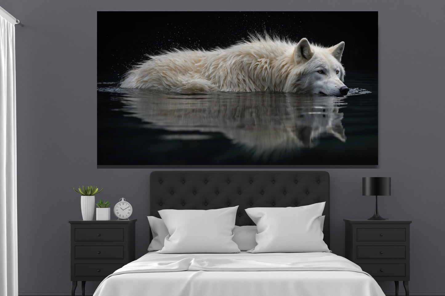 Poster eines weissen Wolfes in gespiegeltem Wasser an einer grauen Wand über einem schwarzen Bett und zwei schwarzen Nachtschränkchen 