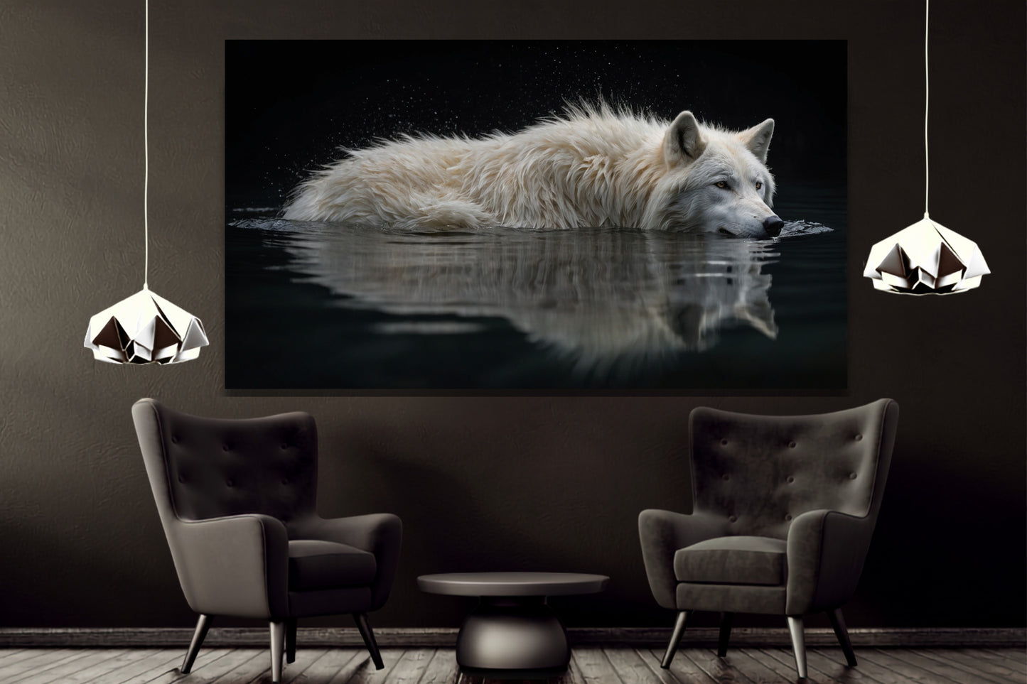 Poster eines weissen Wolfes in gespiegeltem Wasser an dunkler Wand mit zwei silberfarbenen Pendelleuchten über zwei schwarzen Sesseln und einem kleinen schwarzen Tisch