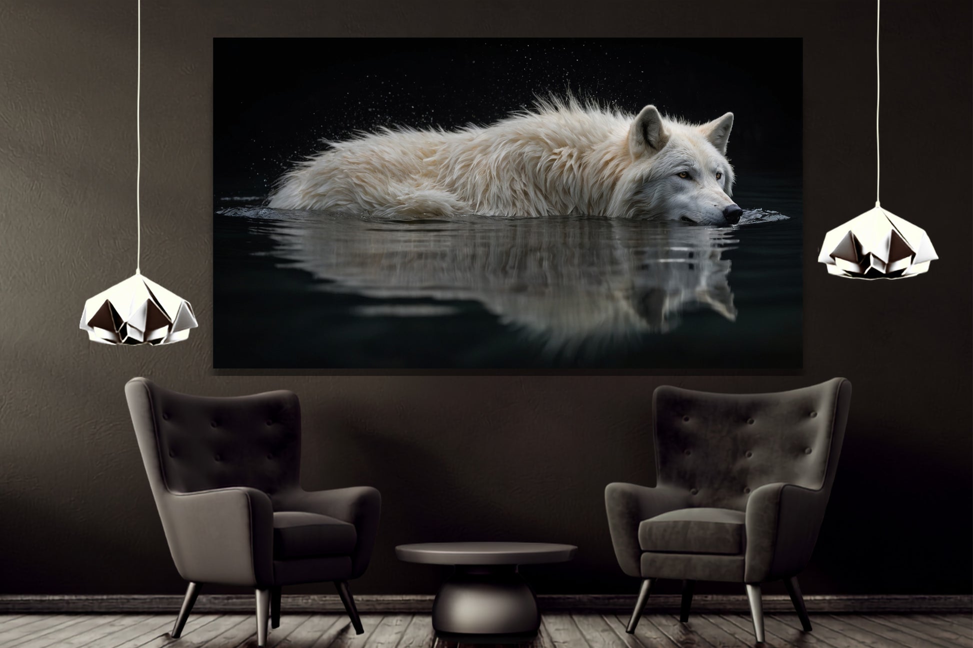 Poster eines weissen Wolfes in gespiegeltem Wasser an dunkler Wand mit zwei silberfarbenen Pendelleuchten über zwei schwarzen Sesseln und einem kleinen schwarzen Tisch