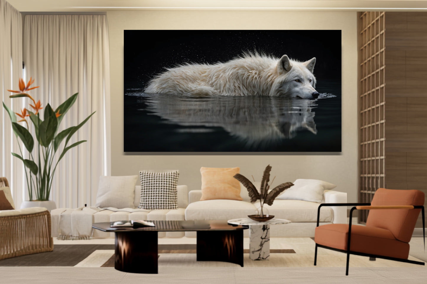 Poster eines weißen Wolfes in gespiegeltem Wasser an heller Wand über einem weißen Sofa mit bunten Kissen und einer großen Paradiesvogelblume in modernem Wohnzimmer