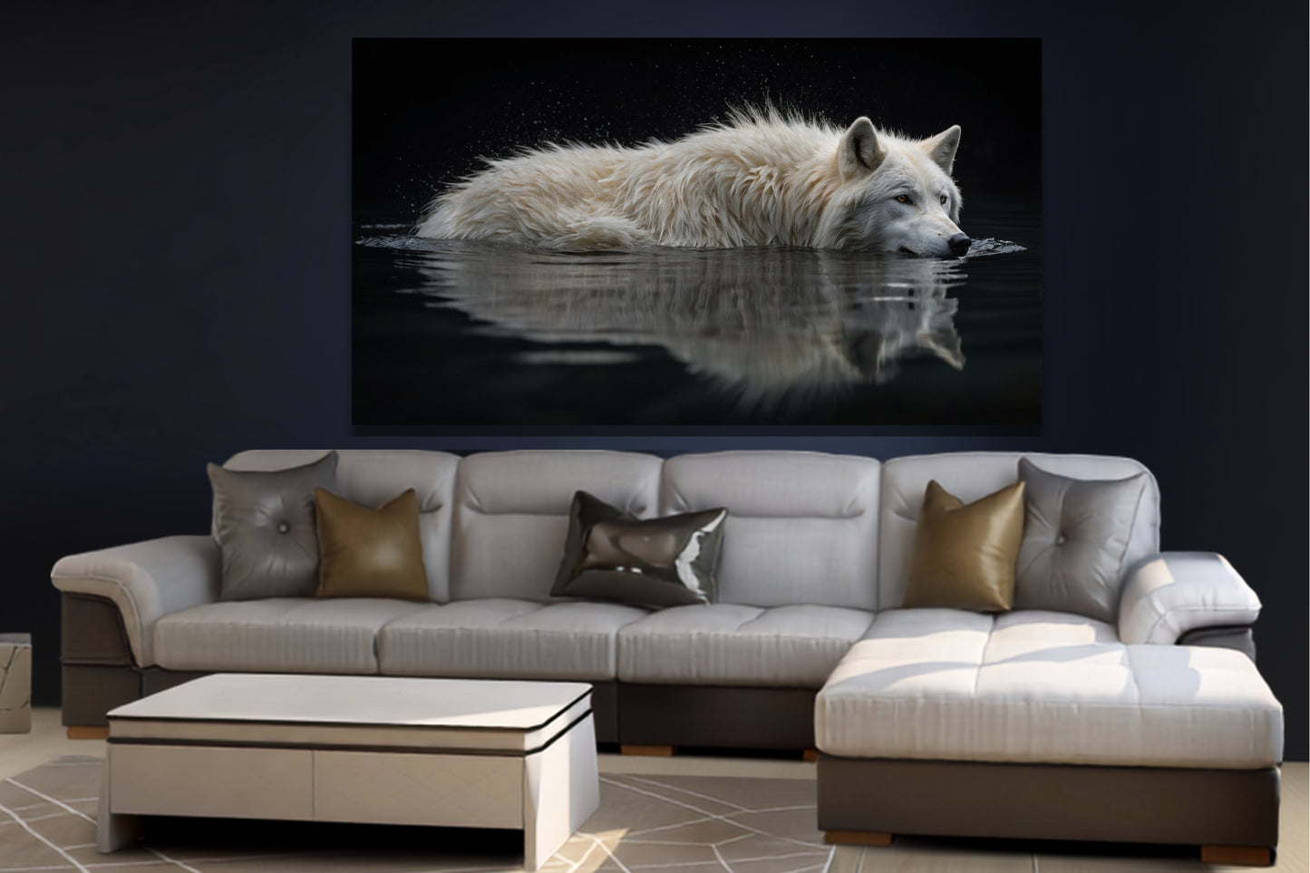 Poster eines weissen Wolfes in gespiegeltem Wasser an einer dunklen Wand über einem weißen Ecksofa mit silber- und goldfarbenen Kissen und einem weissen Couchtisch