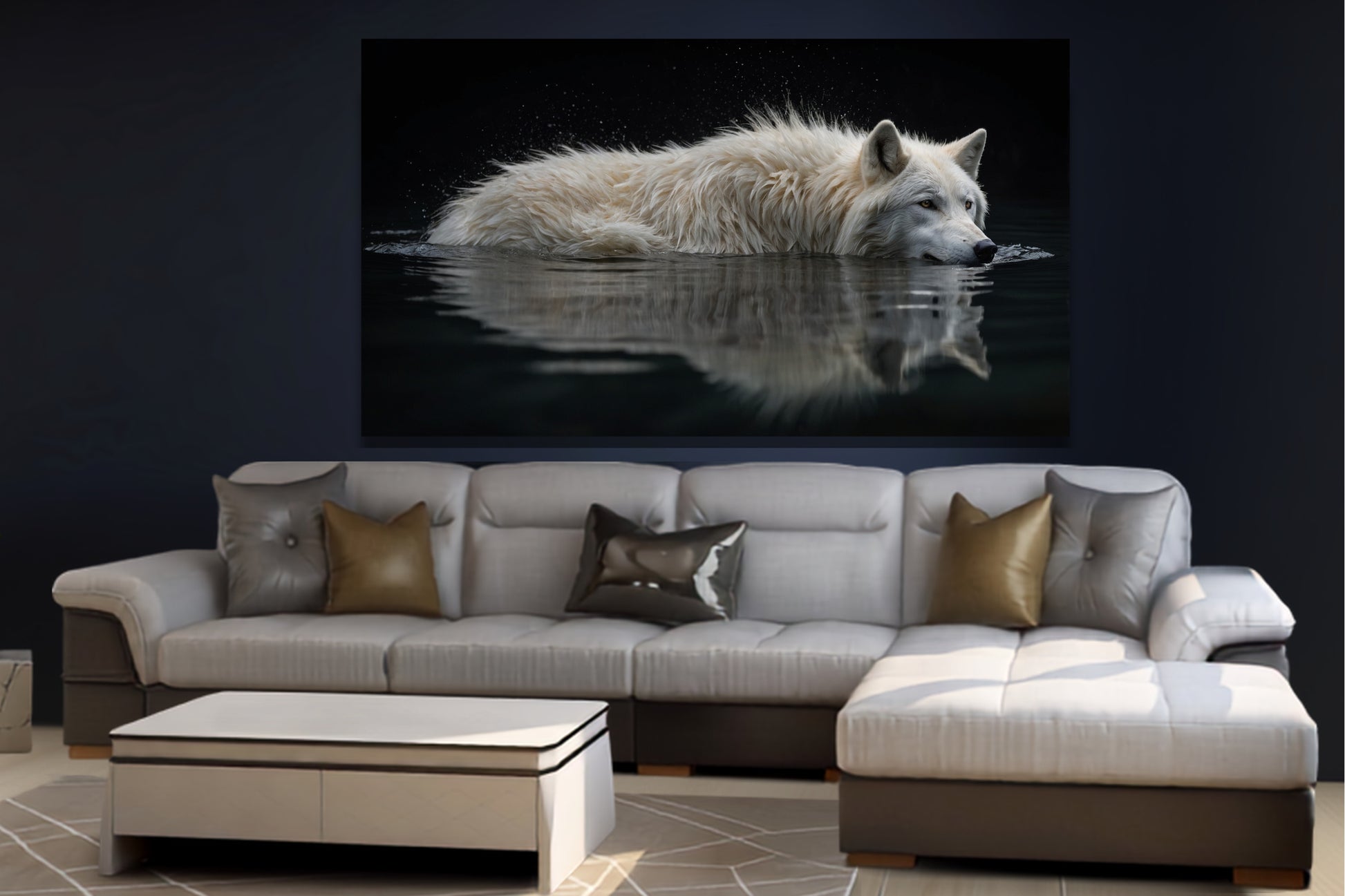 Poster eines weissen Wolfes in gespiegeltem Wasser an einer dunklen Wand über einem weißen Ecksofa mit silber- und goldfarbenen Kissen und einem weissen Couchtisch