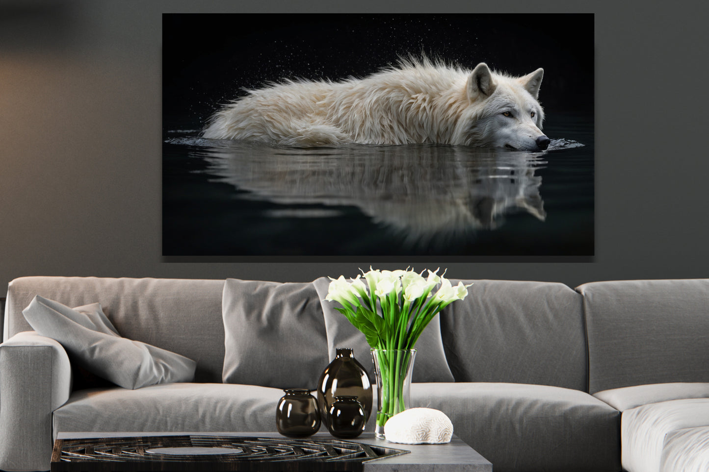 Poster eines weißen Wolfes in gespiegeltem Wasser an einer grauen Wand über einem hellgrauen Sofa mit einem Couchtisch und einer Glasvase mit weißen Blumen