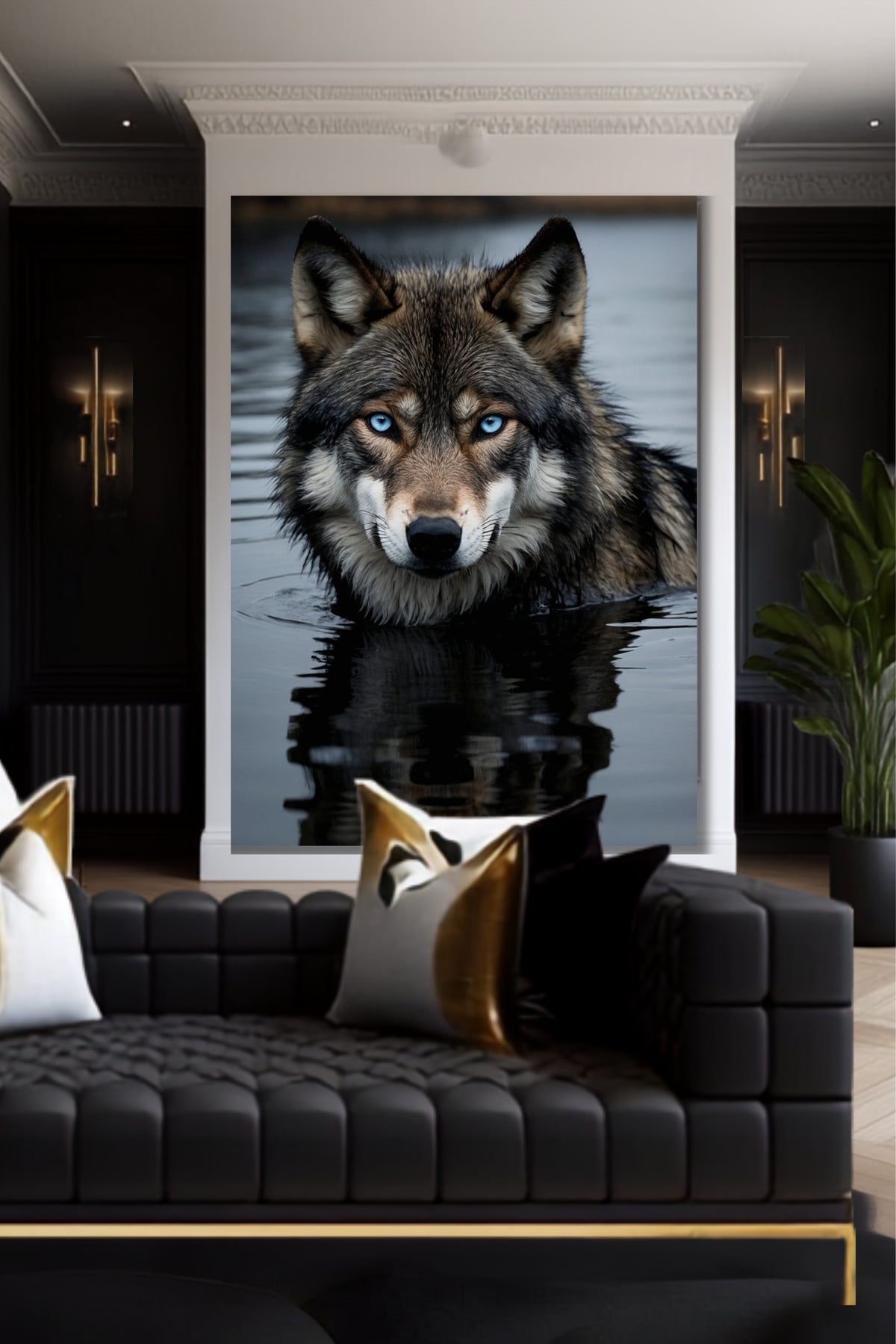 Poster eines Wolfes mit blauen Augen in dunklem Wasser über einem schwarzen Sofa mit goldfarbenen Kissen in elegantem Wohnzimmer 