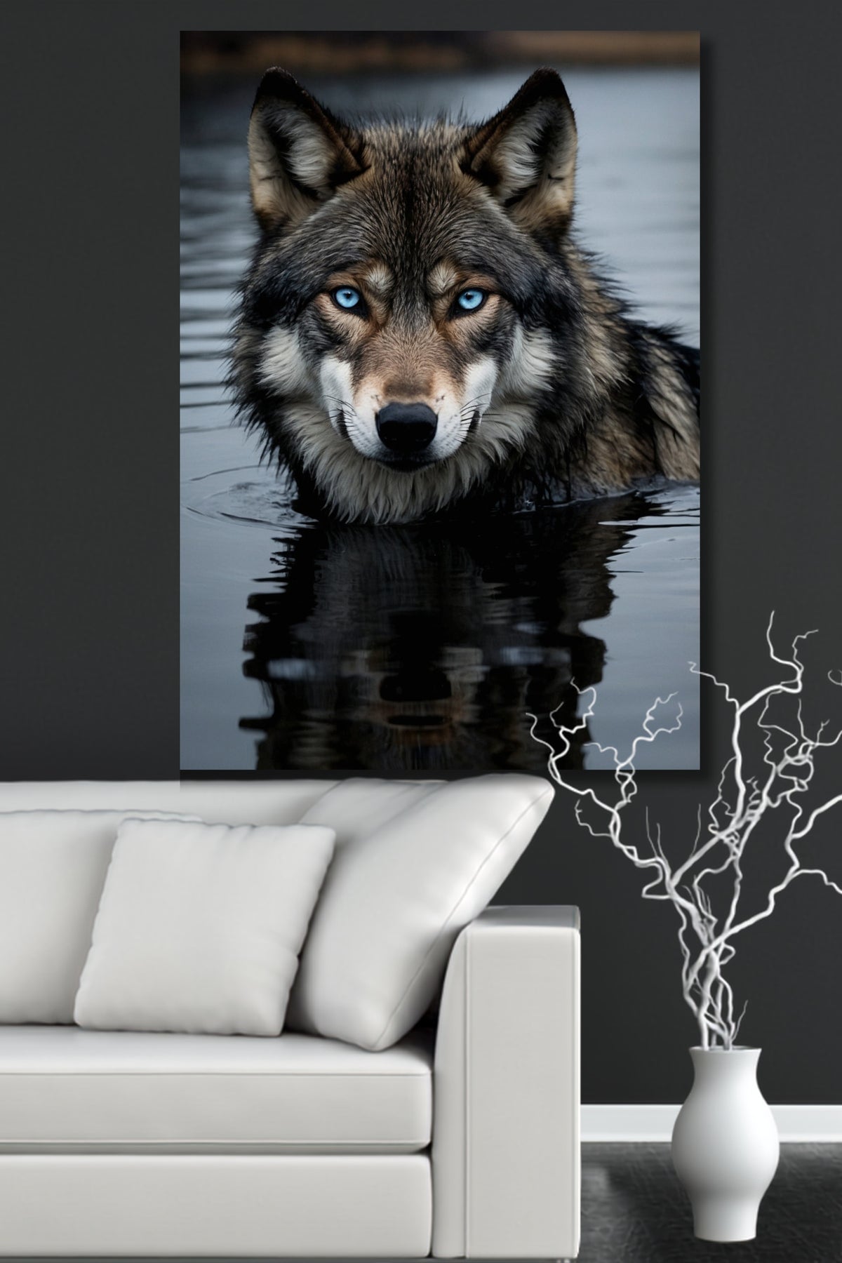 Poster eines Wolfes mit blauen Augen im dunklen Wasser an dunkler Wand über weissem Sofa
