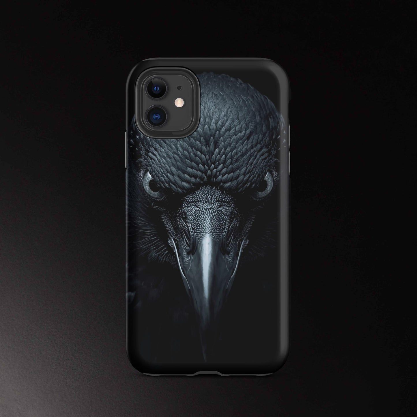 Raben Handyhülle iPhone 11 mit intensivem Blick und dunklem minimalistischen Design