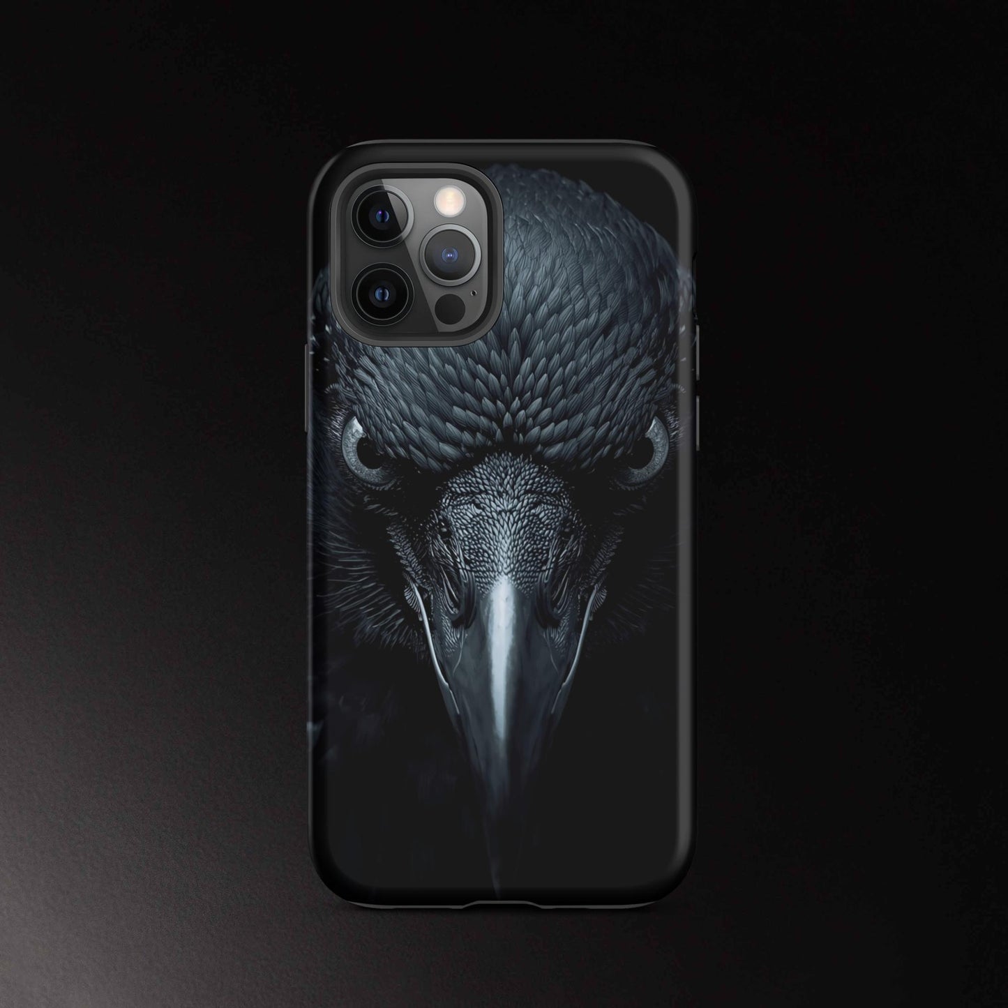 Raben Handyhülle iPhone 12 Pro mit detailliertem Rabenmotiv und dunkler Optik