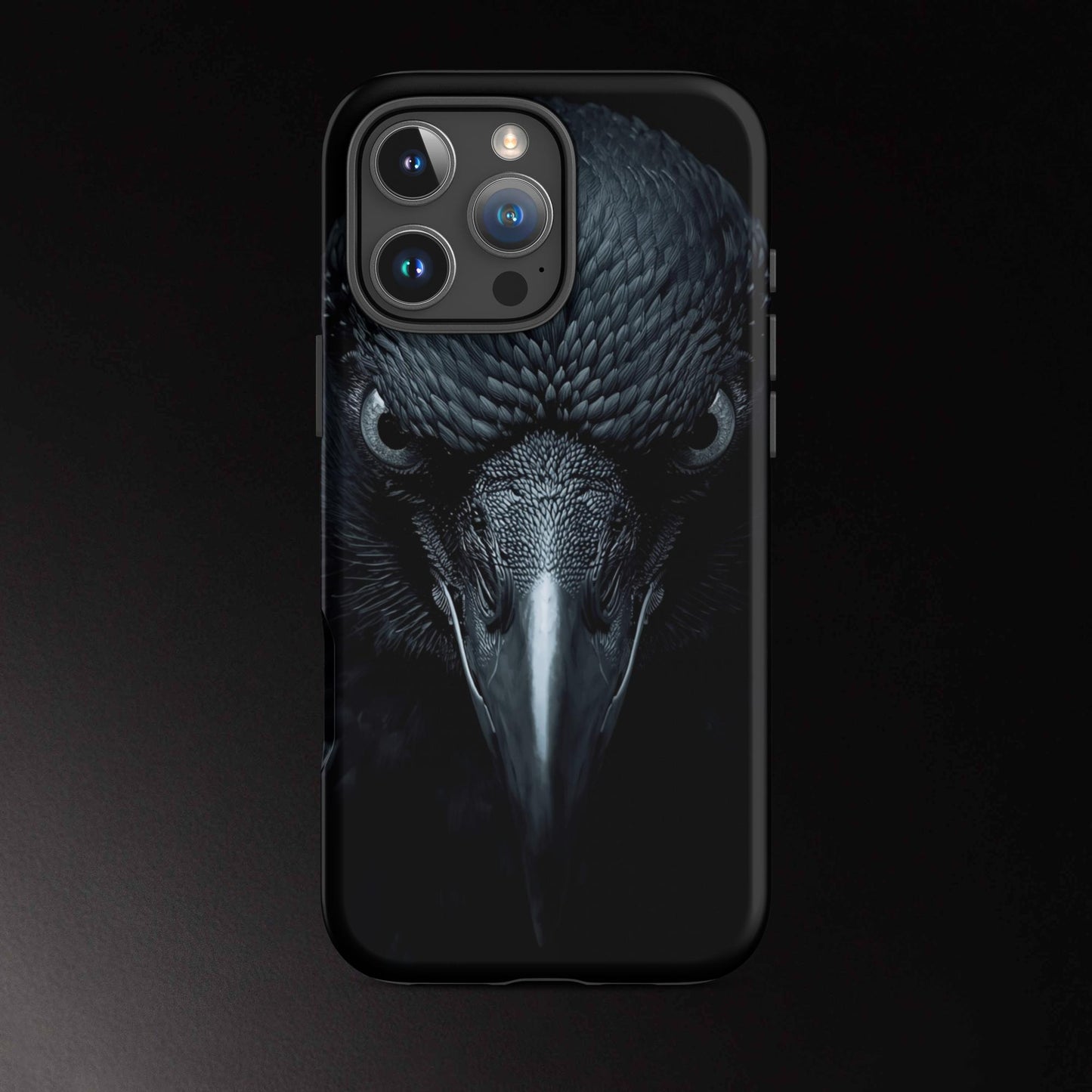 Raben Handyhülle iPhone 16 Pro Max mit intensiver Ausstrahlung und dunklem Stil