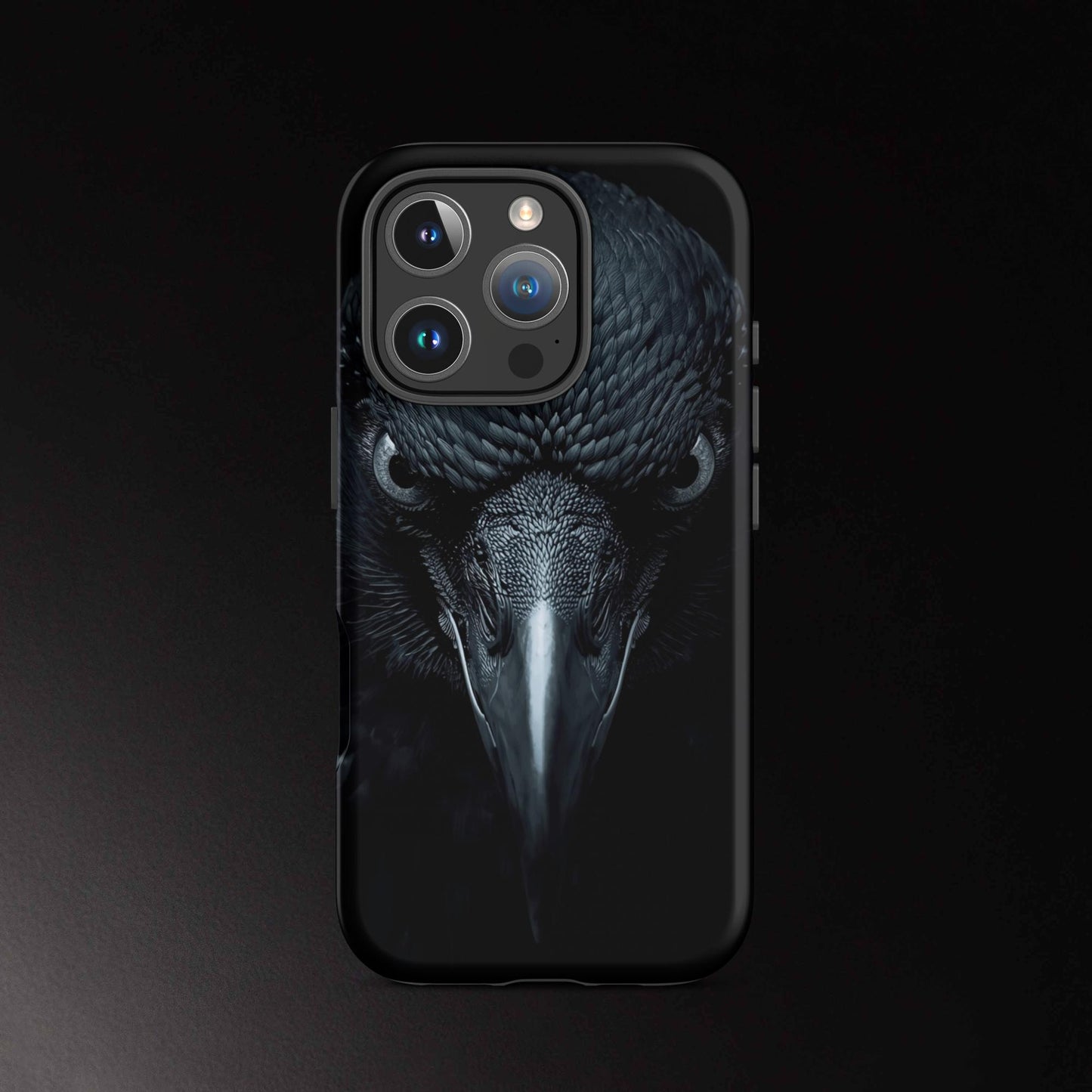Raben Handyhülle iPhone 16 Pro mit starkem Blick und edlem Design