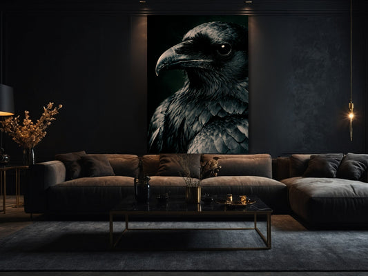 Rabe in detaillierter Nahaufnahme als großformatiges Poster im Wohnzimmer – markante Federstruktur, starke Kontraste und eindrucksvolle Wandkunst mit moderner Eleganz