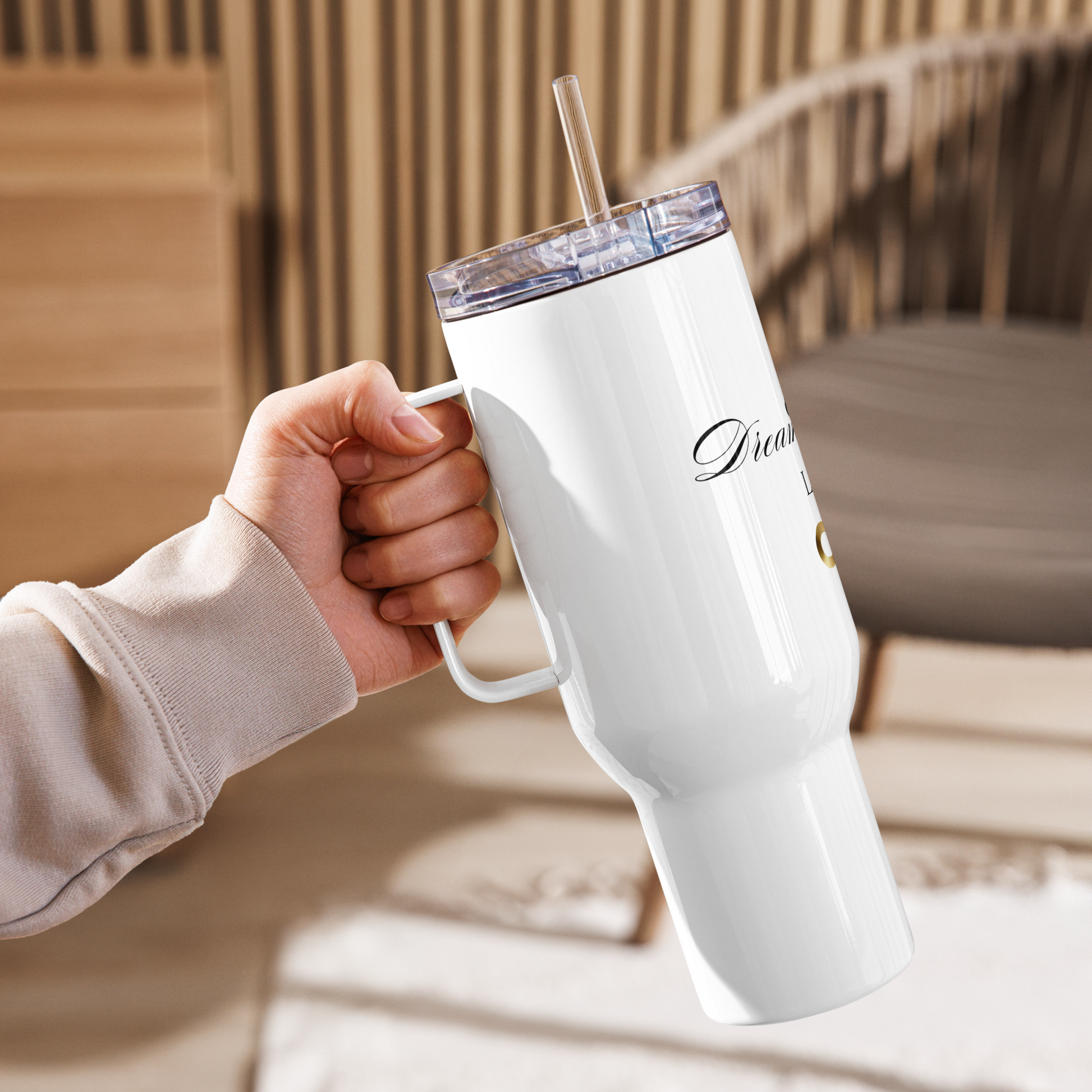 40-Unzen-Reisebecher mit Griff „Dream Without Limits“, goldenem Unendlichkeitssymbol und Strohhalm in der Hand gehalten