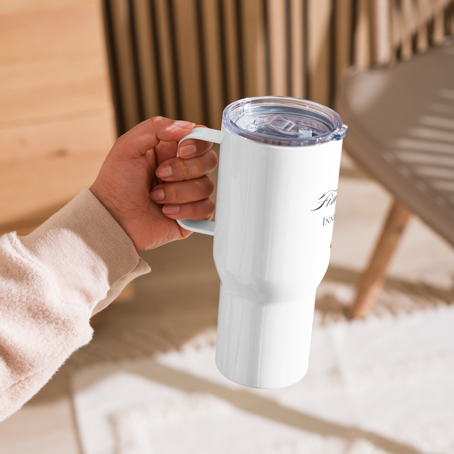 Reisebecher mit Griff „Find Your Inner Peace“ wird in der Hand gehalten und in einer hellen Wohnumgebung präsentiert