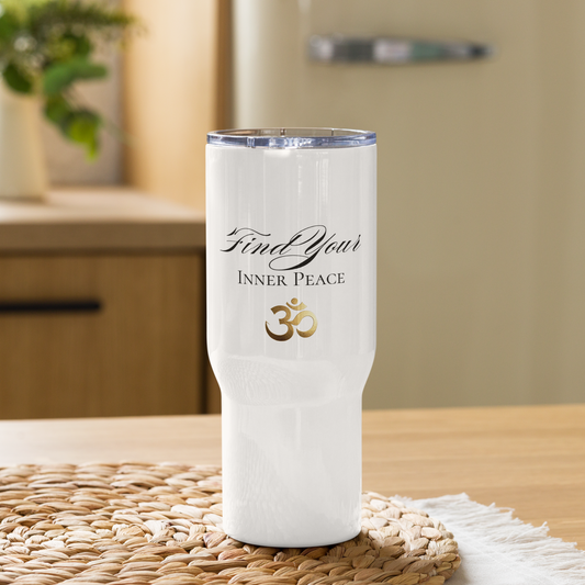 Reisebecher mit Griff „Find Your Inner Peace“ und goldenem Om-Symbol auf heller Unterlage in einer stilvollen Küchenszene