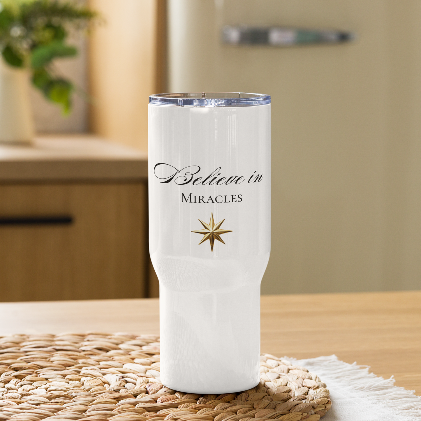 Reisebecher mit Griff „Believe in Miracles“ in 25 Unzen mit schwarzer Typografie und goldenem Stern in der Vorderansicht