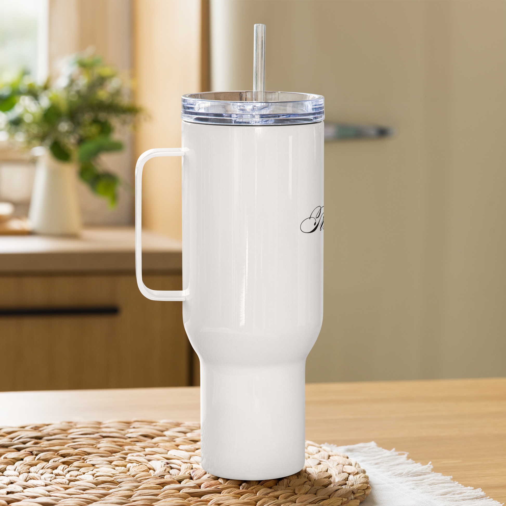 Reisebecher mit Griff „Trust Your Journey“ 40 Unzen mit goldenem Mondsymbol in Seitenansicht auf einem Holztisch mit Kunststoffstrohhalm 