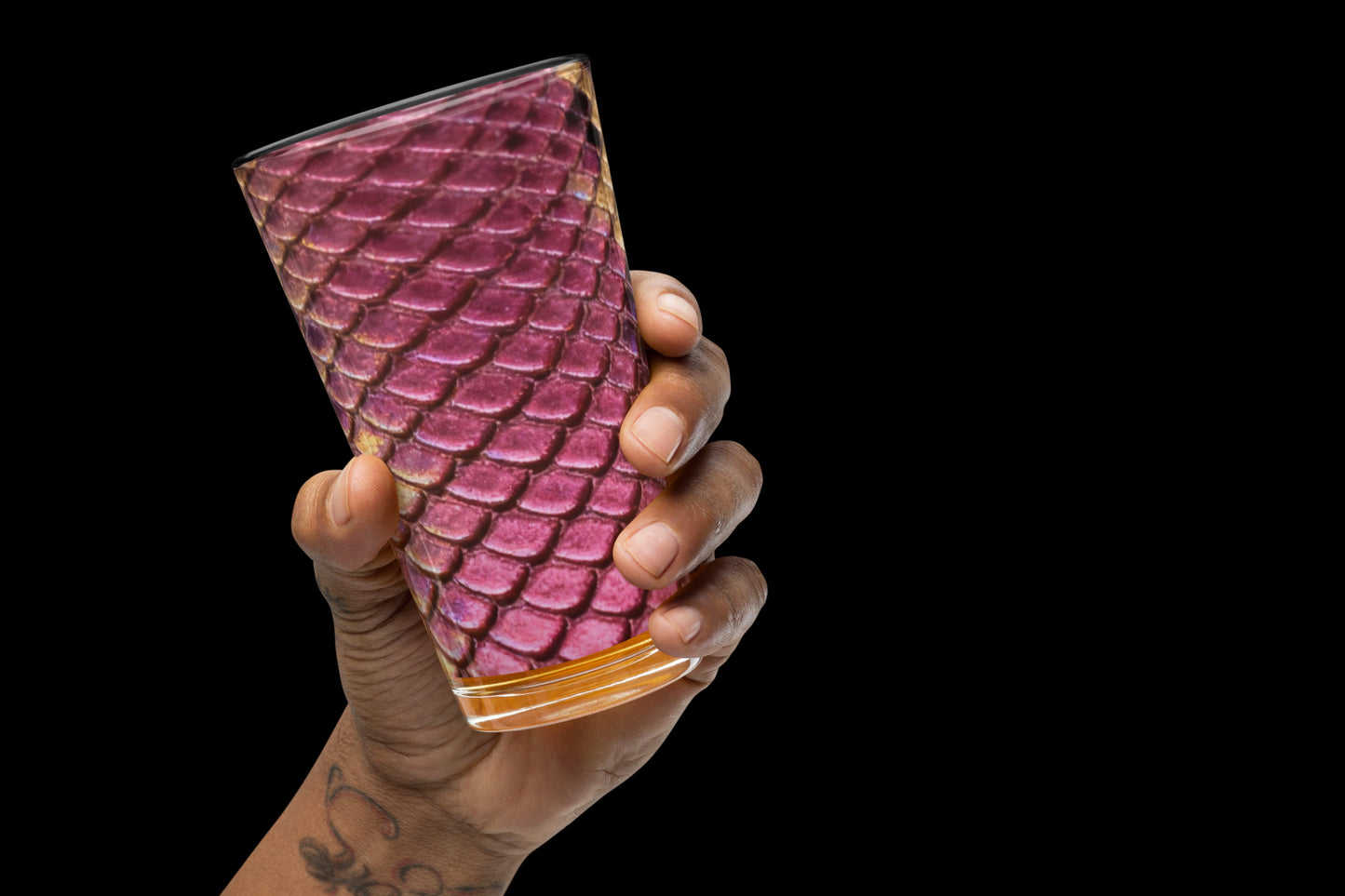 Rückseite des eleganten Pint-Glases in Magenta-Gold mit luxuriöser Reptilienoptik in stilvoller Handaufnahme