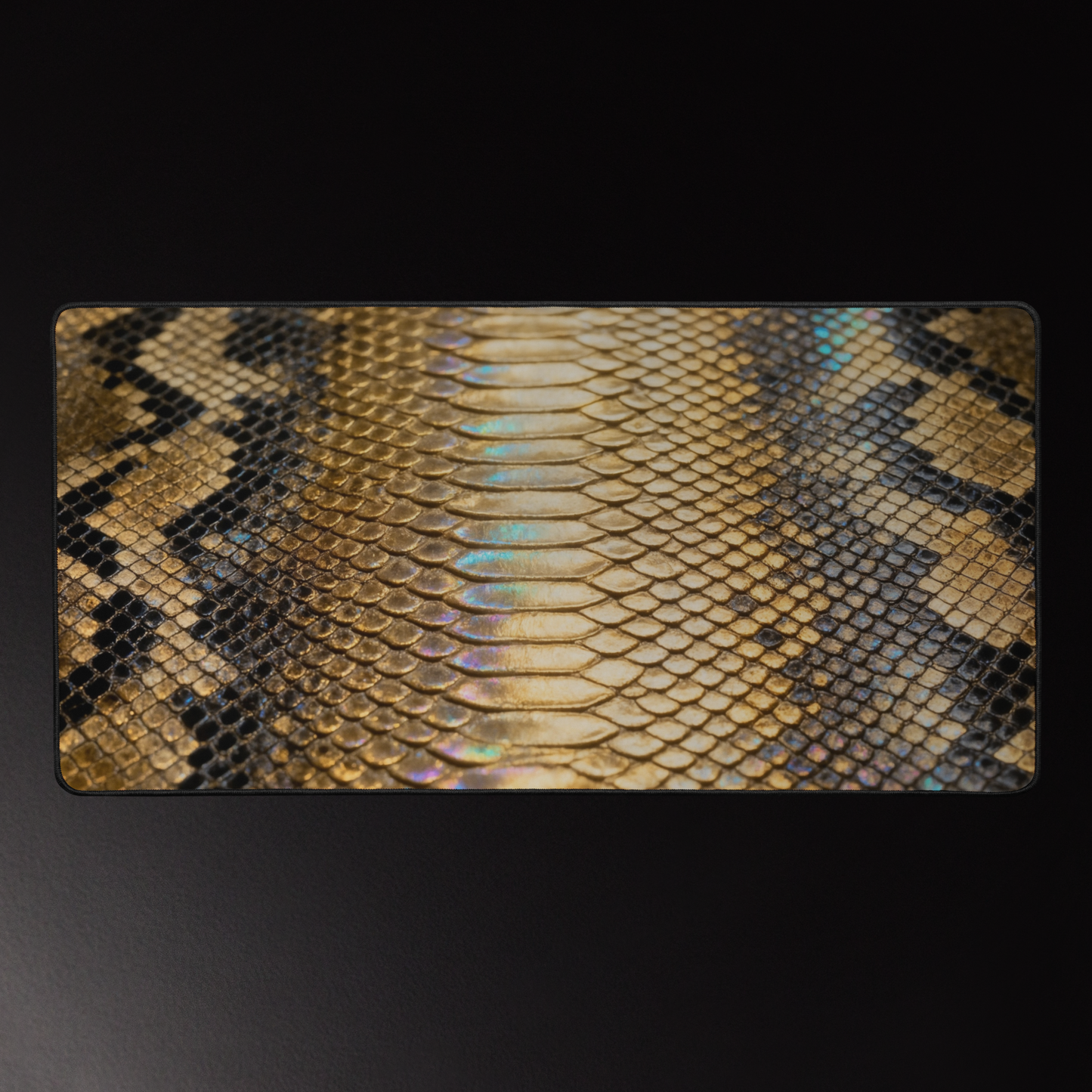 Desk Mat mit elegant schimmernder Reptilienlederstruktur in Gold als luxuriöse Desk Mat im Format 16x32 Zoll