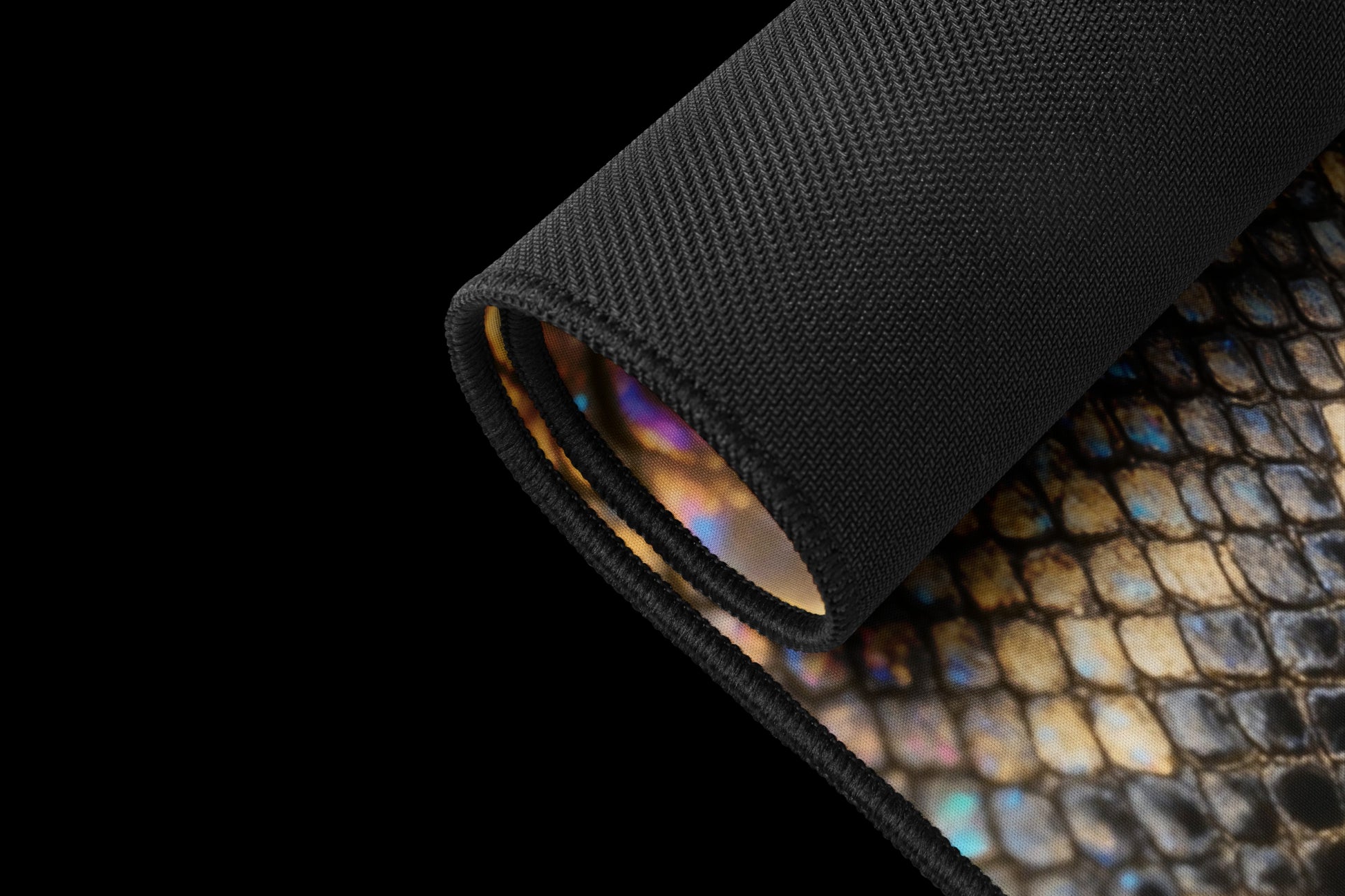 Gerollte Desk Mat in goldfarbener Reptilienleder-Optik mit schwarzer Unterseite 