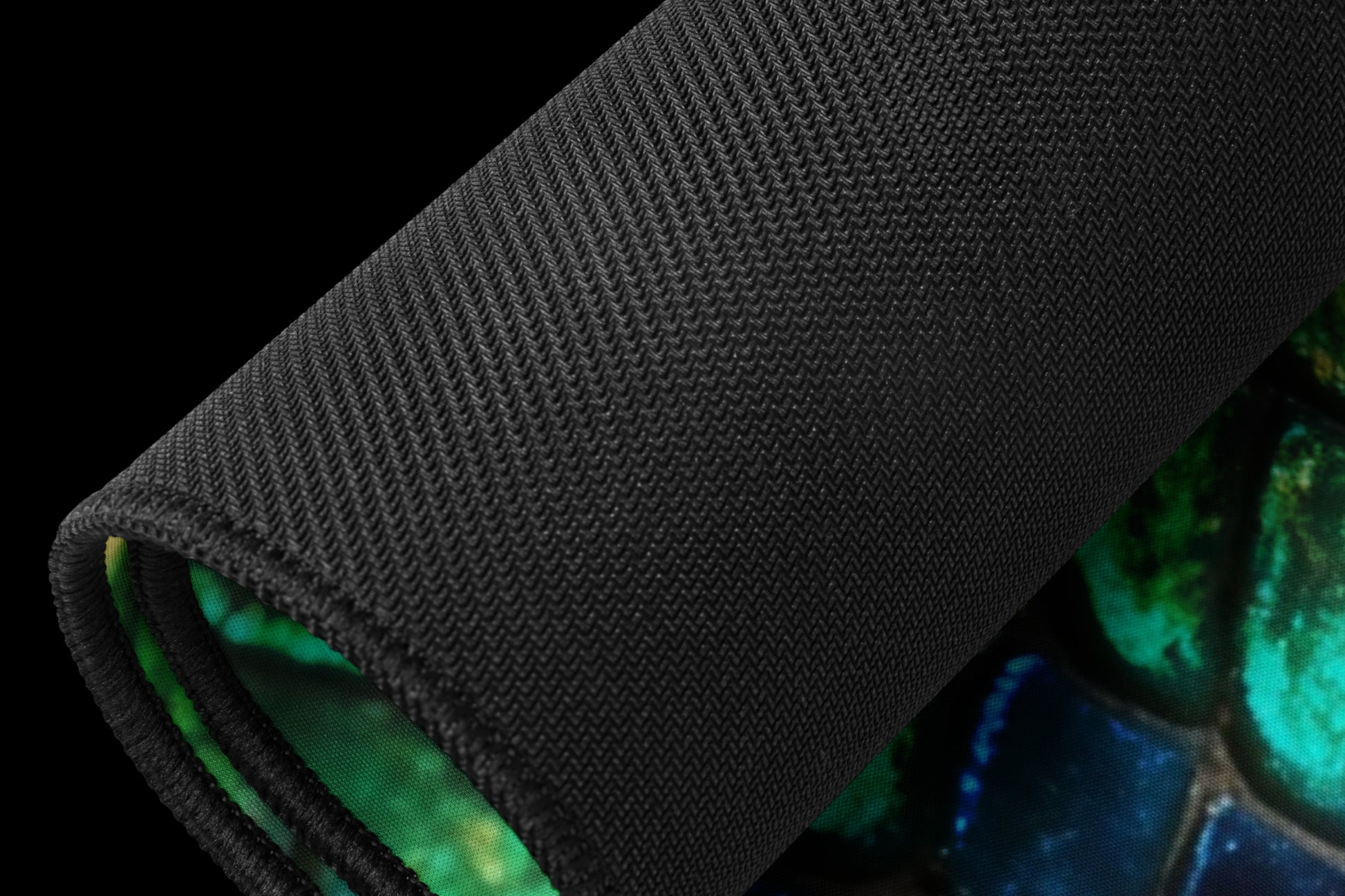 Grüne gerollte Desk Mat in Reptilienleder-Optik mit schwarzer Unterseite 