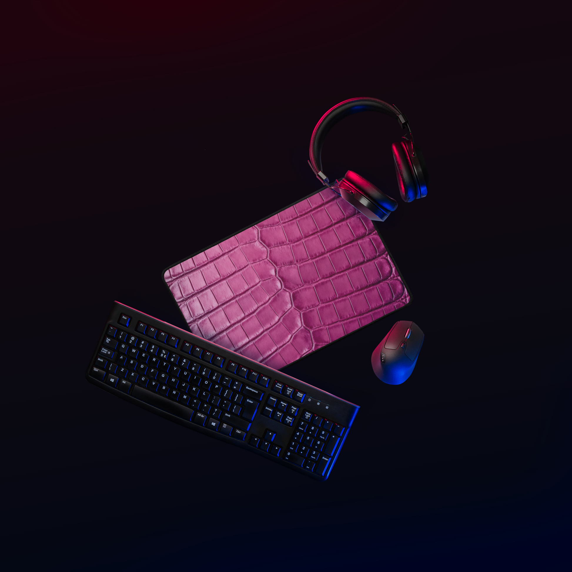 Magentafarbene Desk Mat in Krokoleder Optik mit Kopfhörern, Tastatur und Maus in dunklem Workspace mit moderner Beleuchtung.
