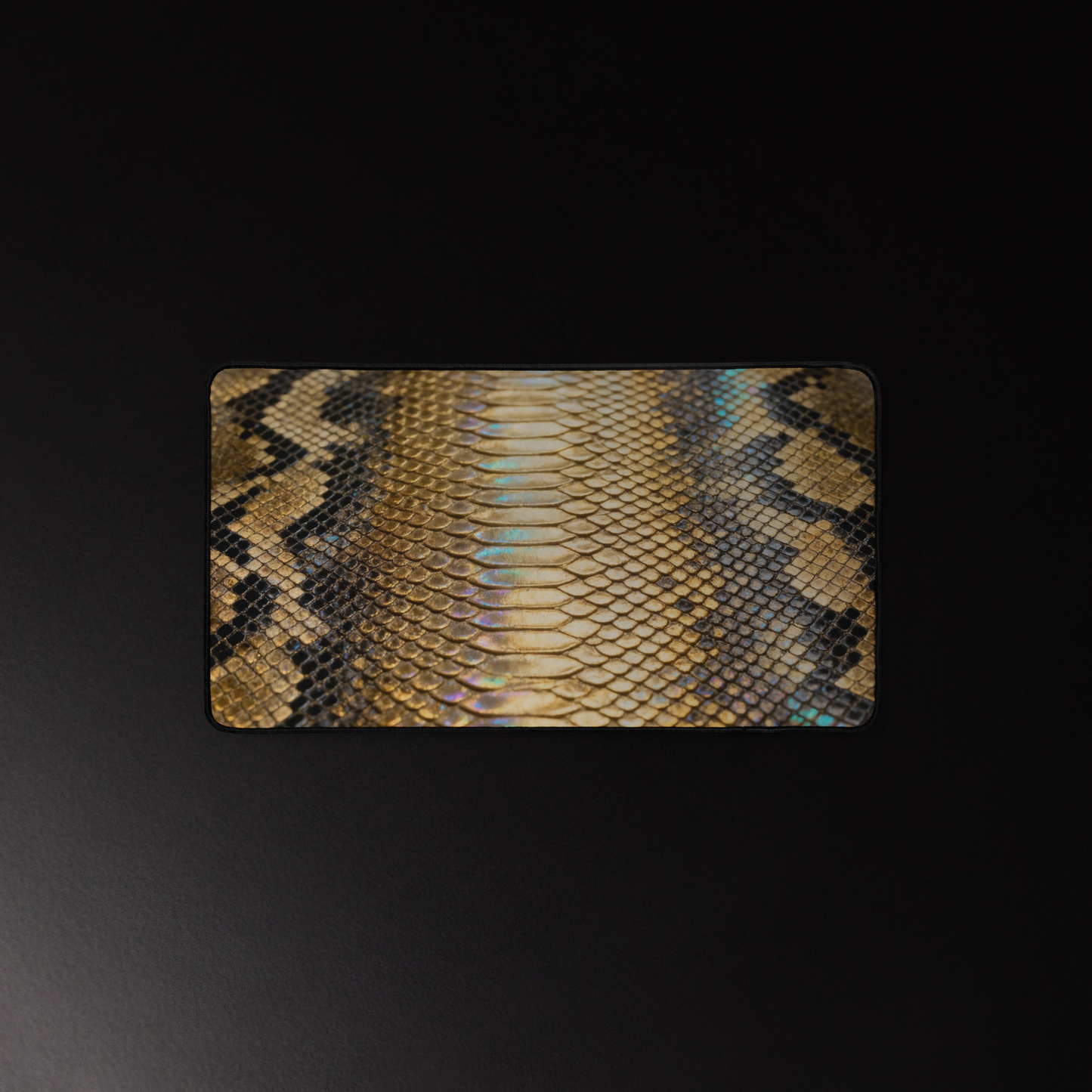 Desk Mat mit schimmernder Reptilienlederstruktur in Gold als luxuriöse Desk Mat im Format 12x22 Zoll