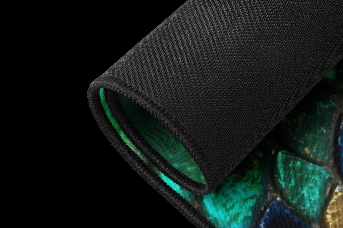 Gerollte Desk Mat in schimmernder Reptilienlederstruktur in Smaragdgrün, Türkis und Gold
mit schwarzer Unterseite 