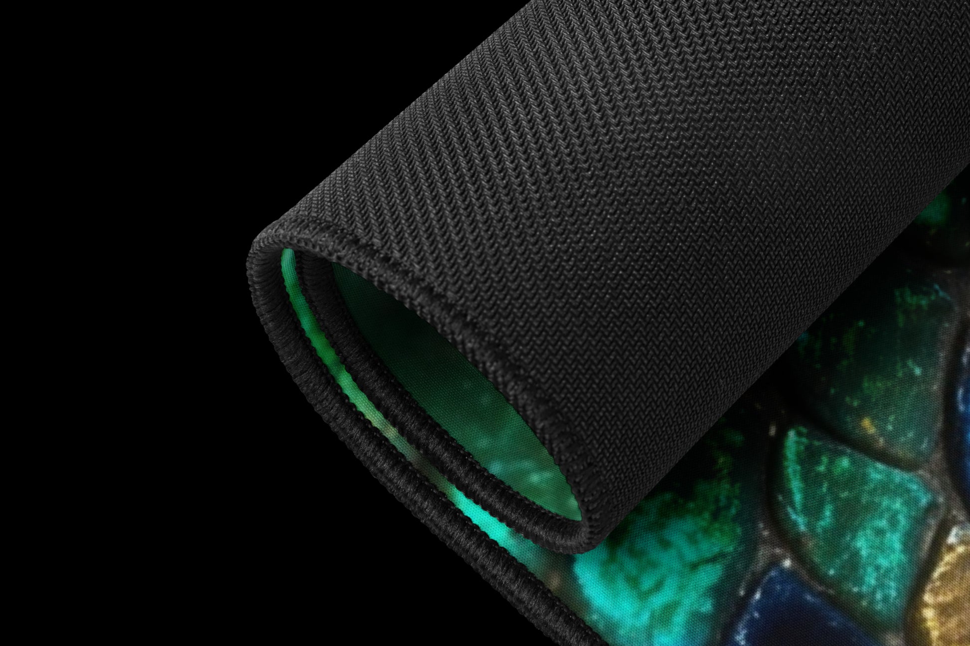 Gerollte Desk Mat in schimmernder Reptilienlederstruktur in Smaragdgrün, Türkis und Gold
mit schwarzer Unterseite 