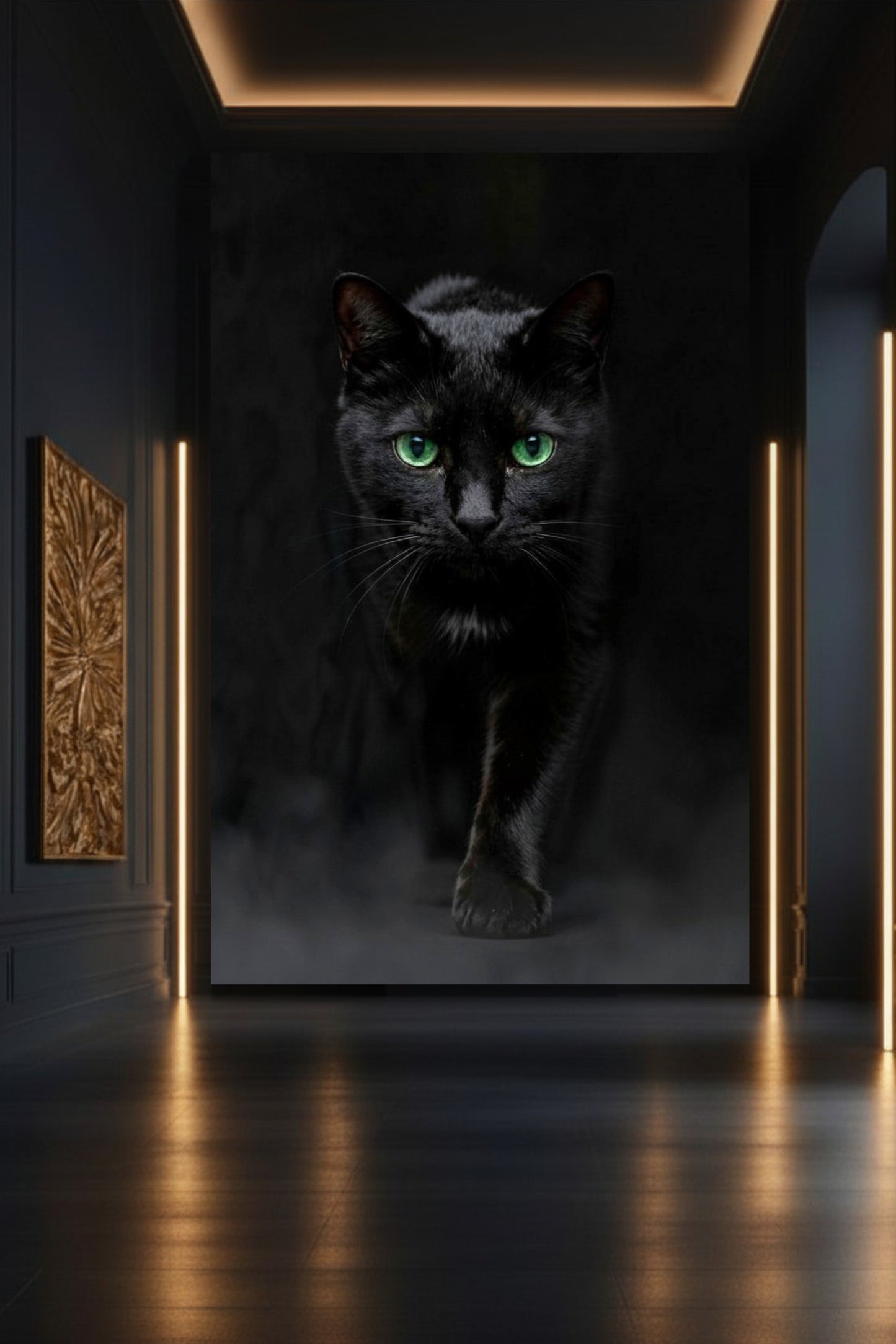 Schwarze Katze auf Leinwand mit intensivem Blick in eleganter Galerie mit dunkler Wand und Goldakzenten