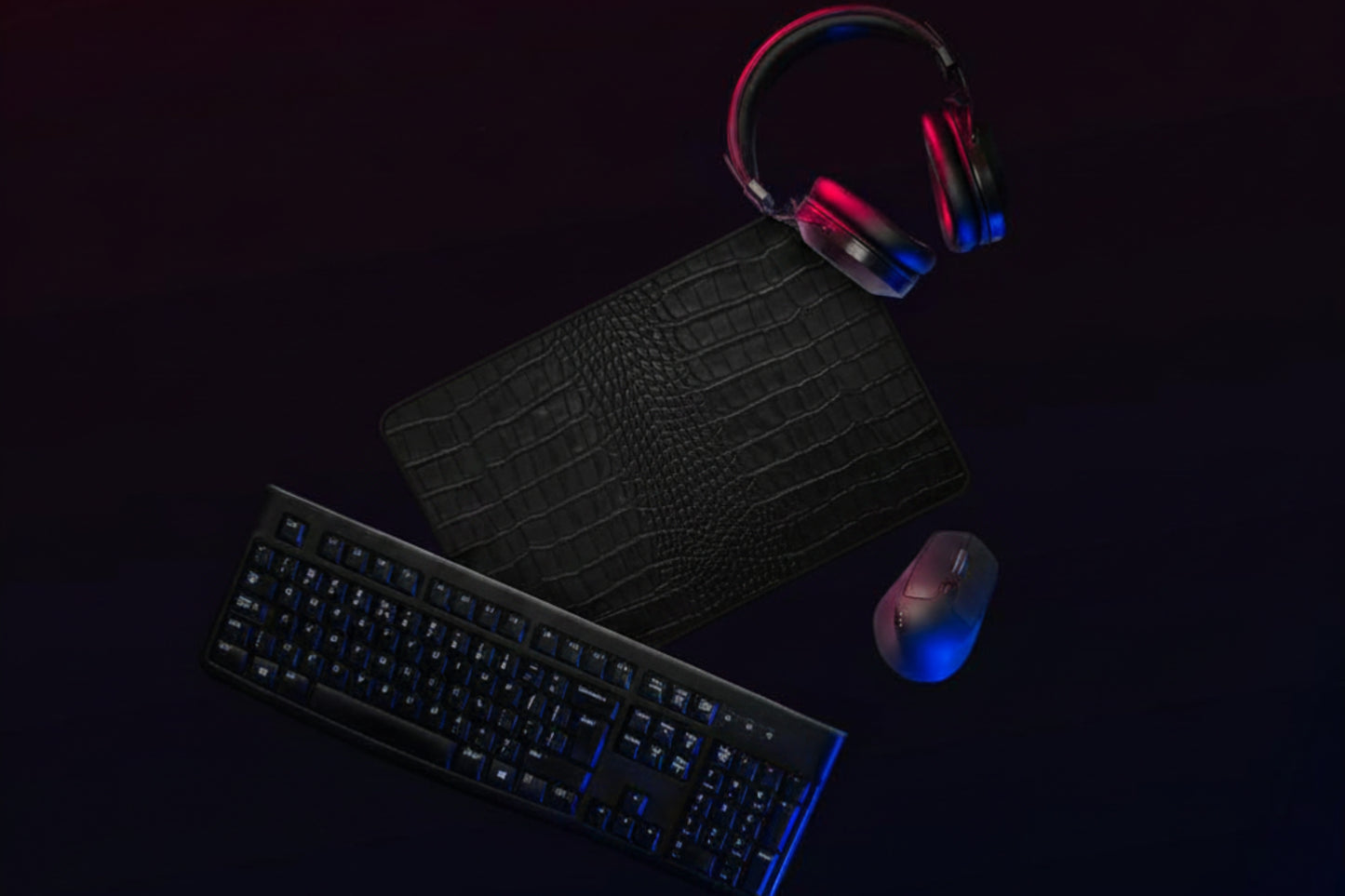 Schreibtischunterlage in schwarzer Krokolederoptik mit schwarzem Rand als luxuriöse Desk Mat in modernem Gaming- und Workspace-Setup.