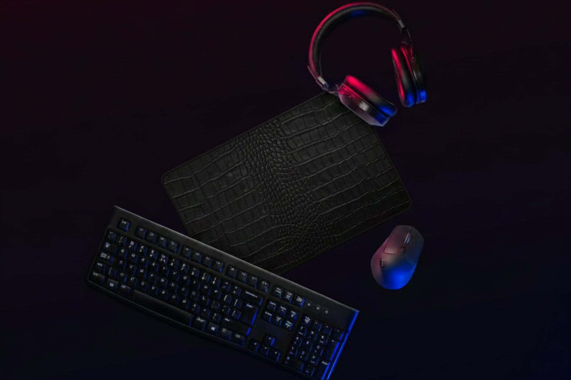 Schreibtischunterlage in schwarzer Krokolederoptik mit schwarzem Rand als luxuriöse Desk Mat in modernem Gaming- und Workspace-Setup.
