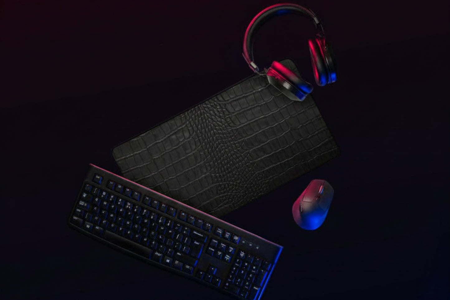 Schreibtischunterlage in schwarzer Krokolederoptik als luxuriöse Desk Mat in modernem Gaming- und Workspace-Setup.
