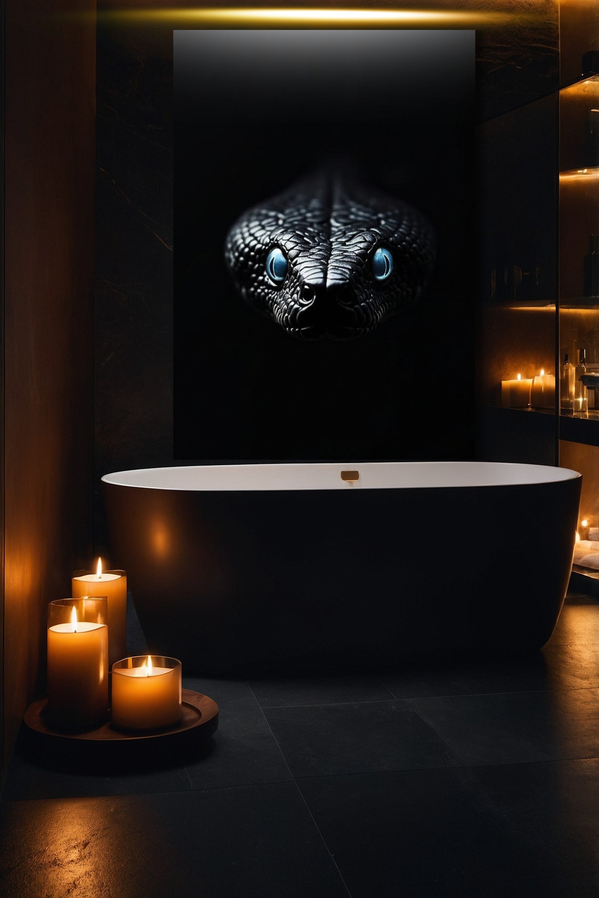 Schwarze Schlange als Wandkunst auf Leinwand im luxuriösen Badezimmer mit warmem Licht