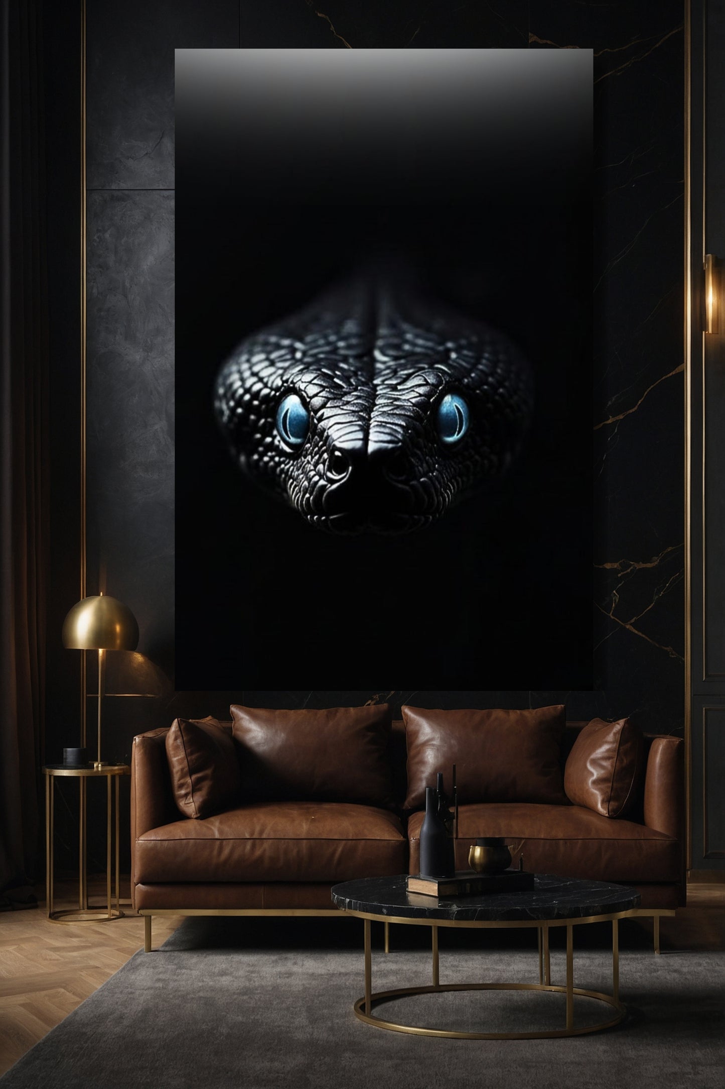Minimalistische schwarze Schlangen Wandkunst auf Leinwand 40x60 Zoll über einem Sofa aus Leder in modernem Wohnzimmer mit eleganter Einrichtung