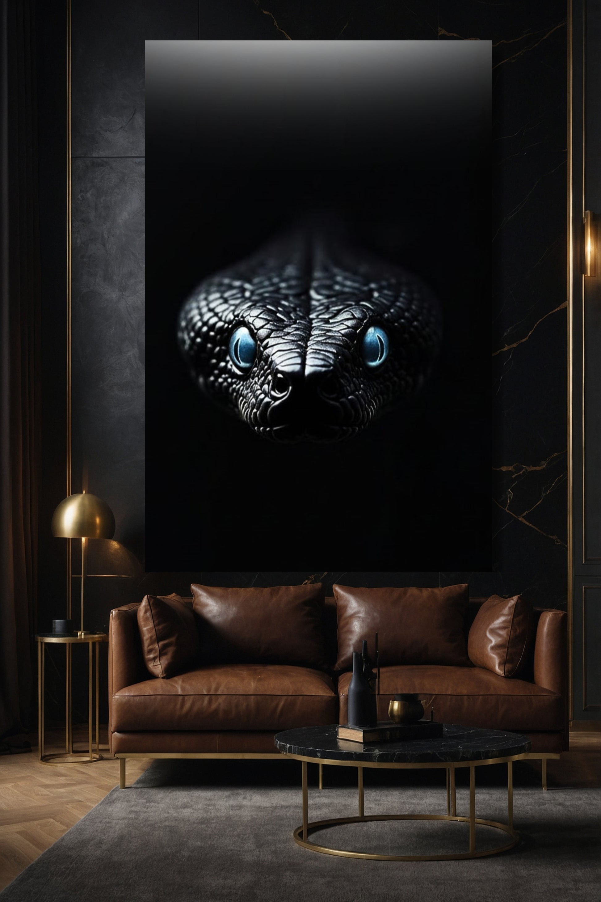 Minimalistische schwarze Schlangen Wandkunst auf Leinwand 40x60 Zoll über einem Sofa aus Leder in modernem Wohnzimmer mit eleganter Einrichtung