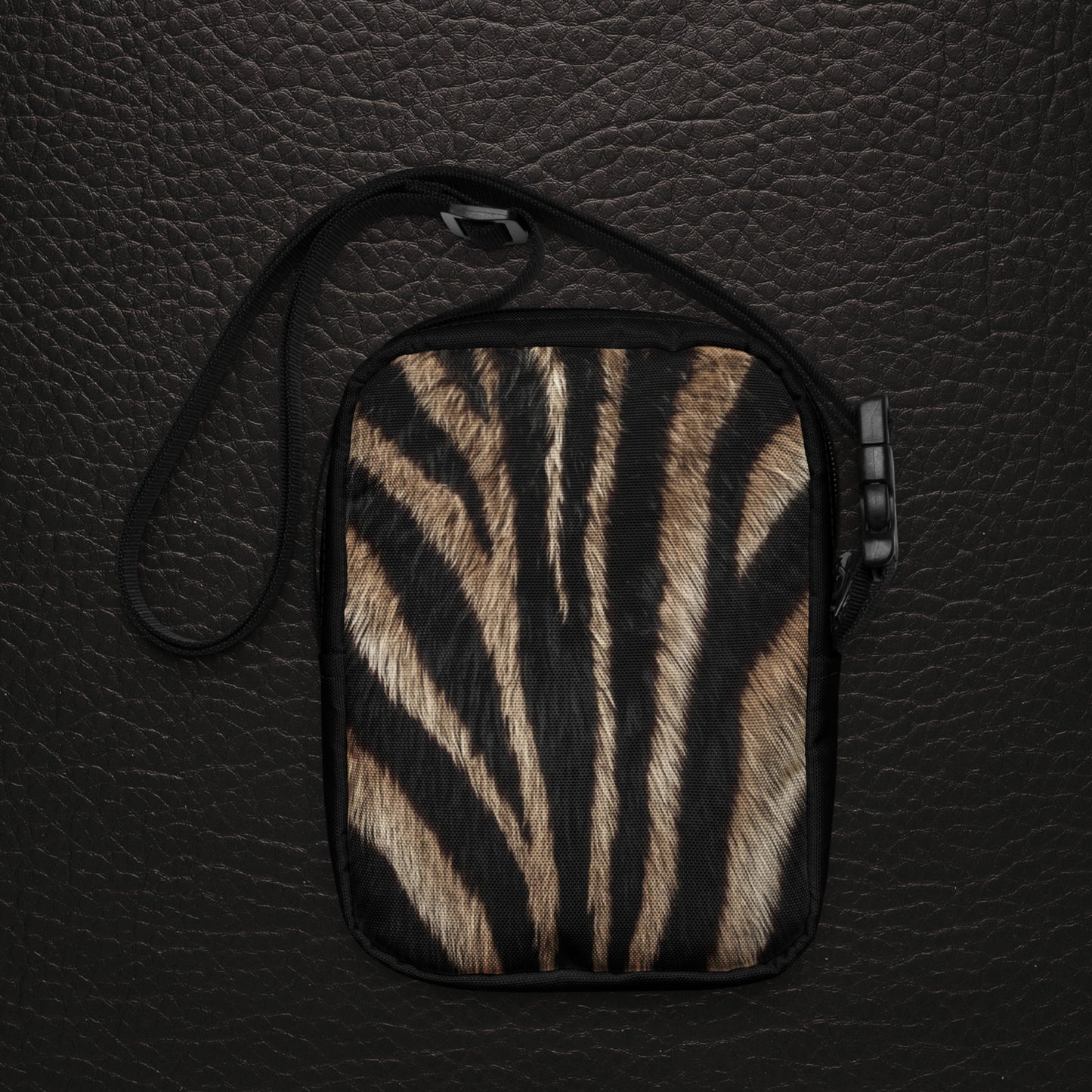 Zebra Crossbody Tasche als moderne Umhängetasche mit realistischer Fellstruktur und schwarzem Schultergurt
