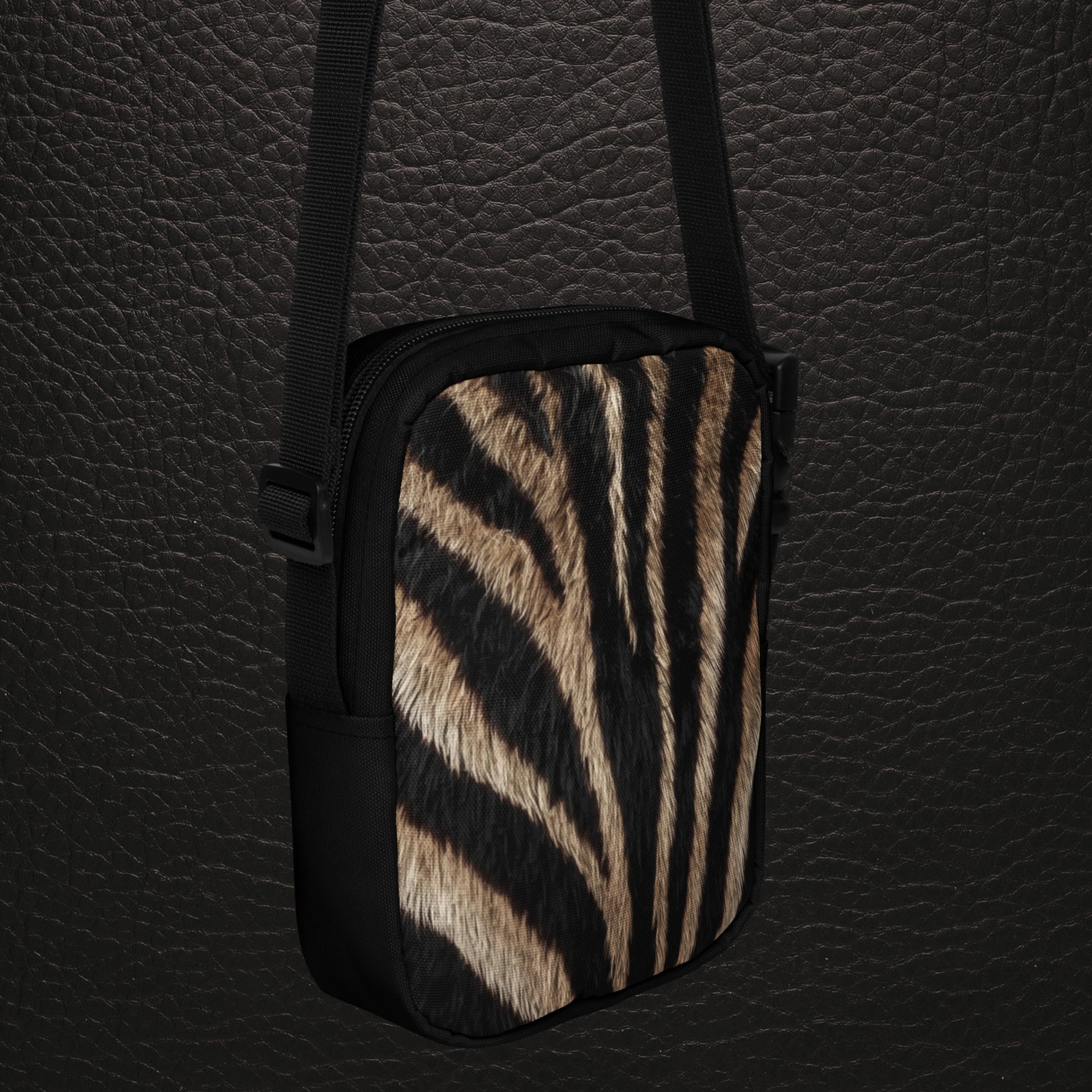 Schrägansicht der Rückseite der kompakten Zebra Muster Umhängetasche mit natürlichem Fellprint und schwarzem Trageriemen